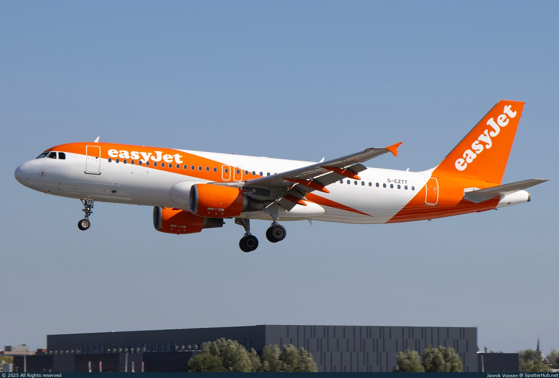 Photo of G-EZTT - Airbus A320-214 operated by easyJet