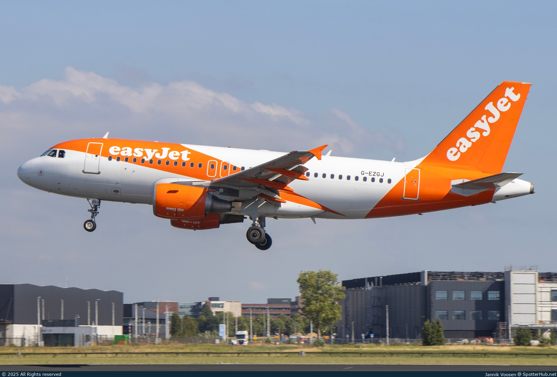 Photo of G-EZGJ - Airbus A319-111 operated by easyJet