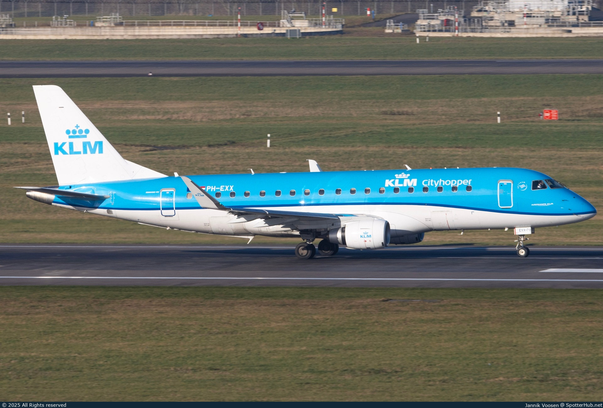 Photo of PH-EXX - Embraer ERJ-175STD operated by KLM Cityhopper
