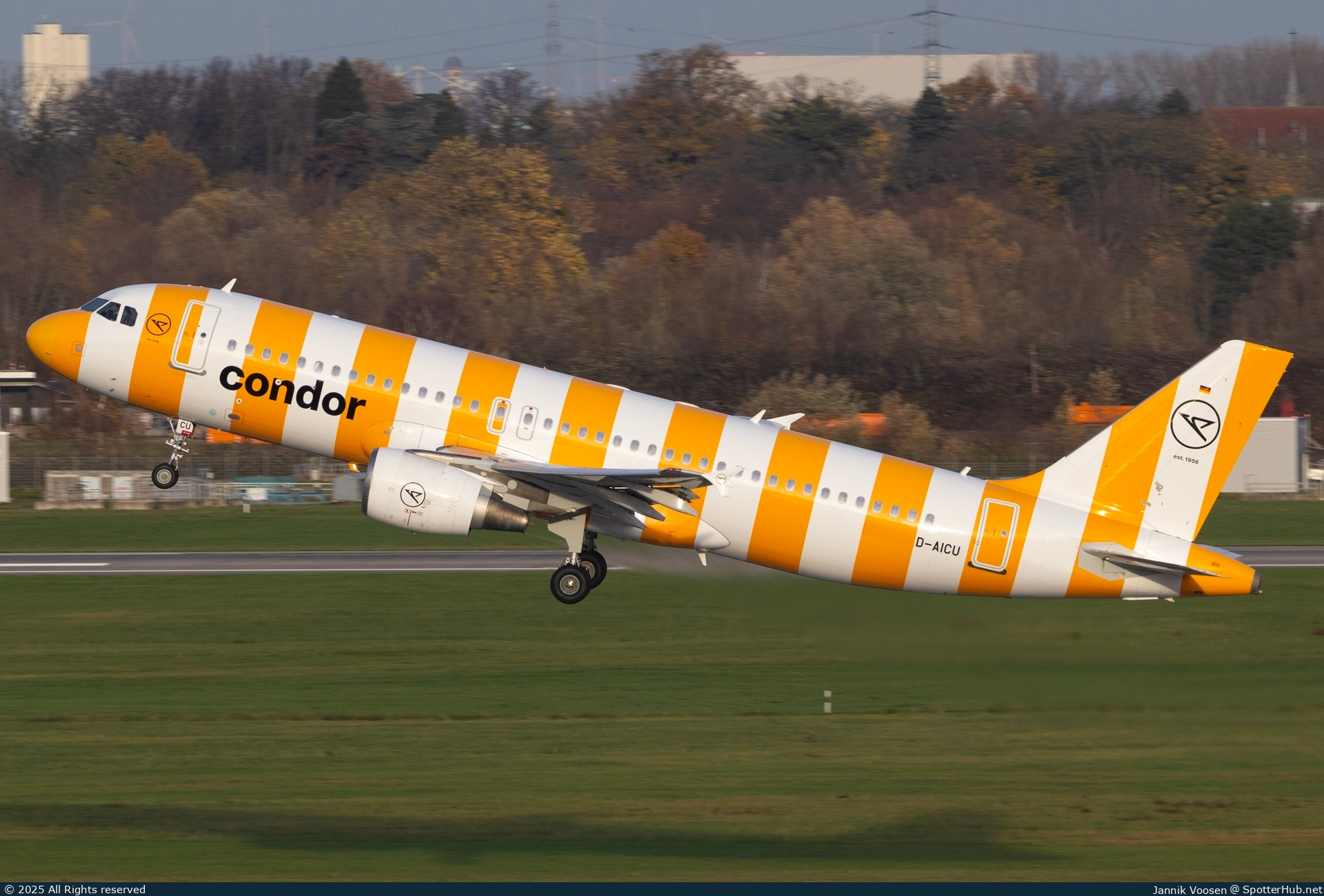 Photo of D-AICU - Airbus A320-214 operated by Condor