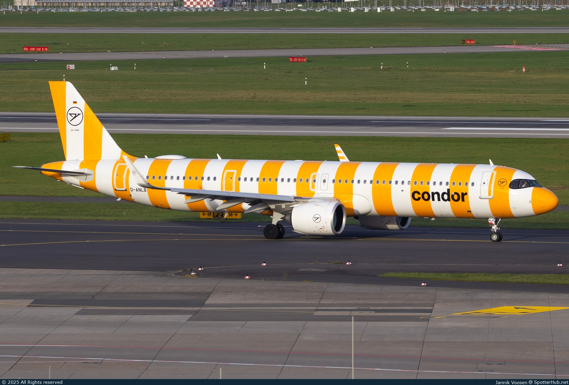 Photo of D-ANLB - Airbus A321-271NX operated by Condor