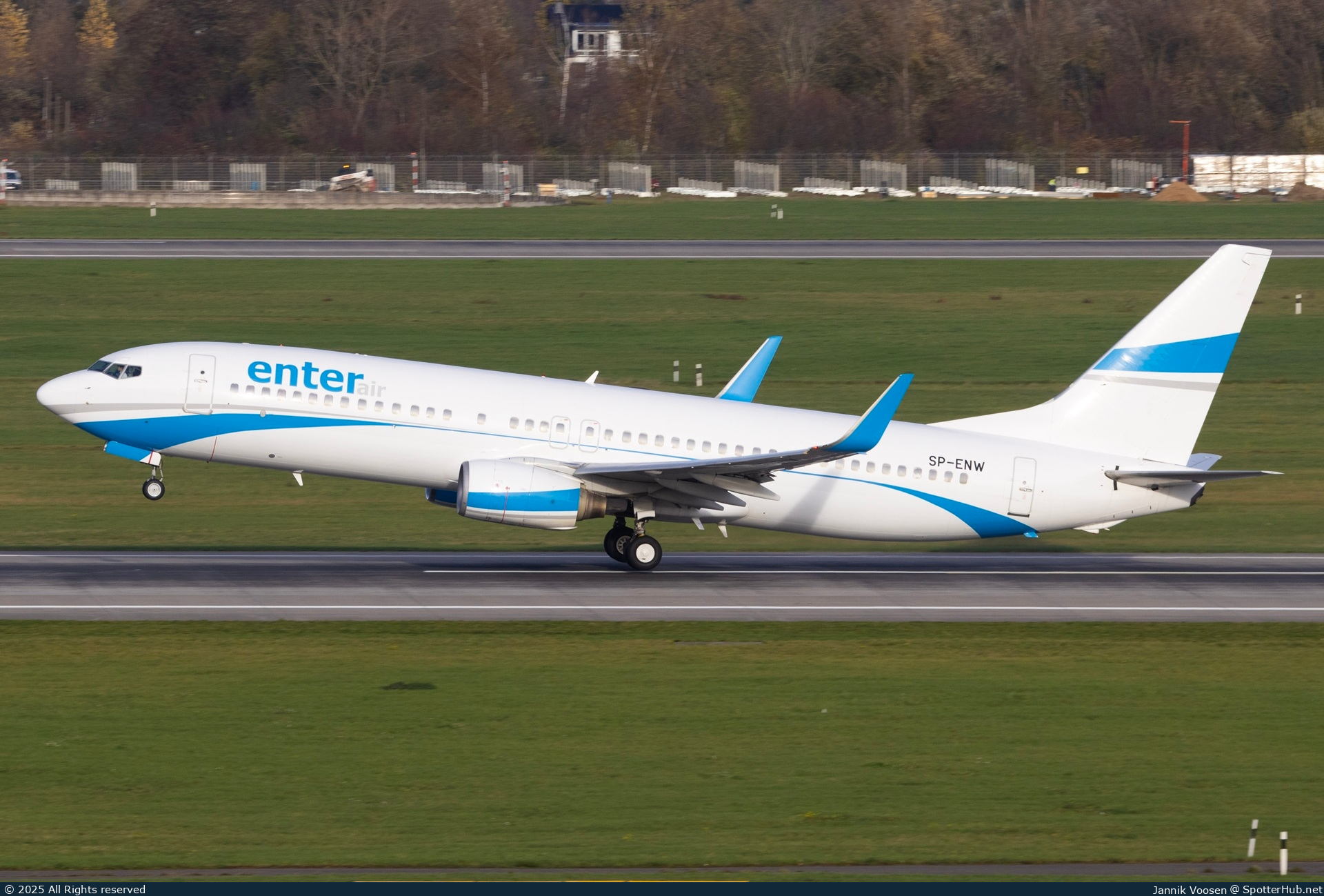 Photo of SP-ENW - Boeing 737-86J operated by Enter Air
