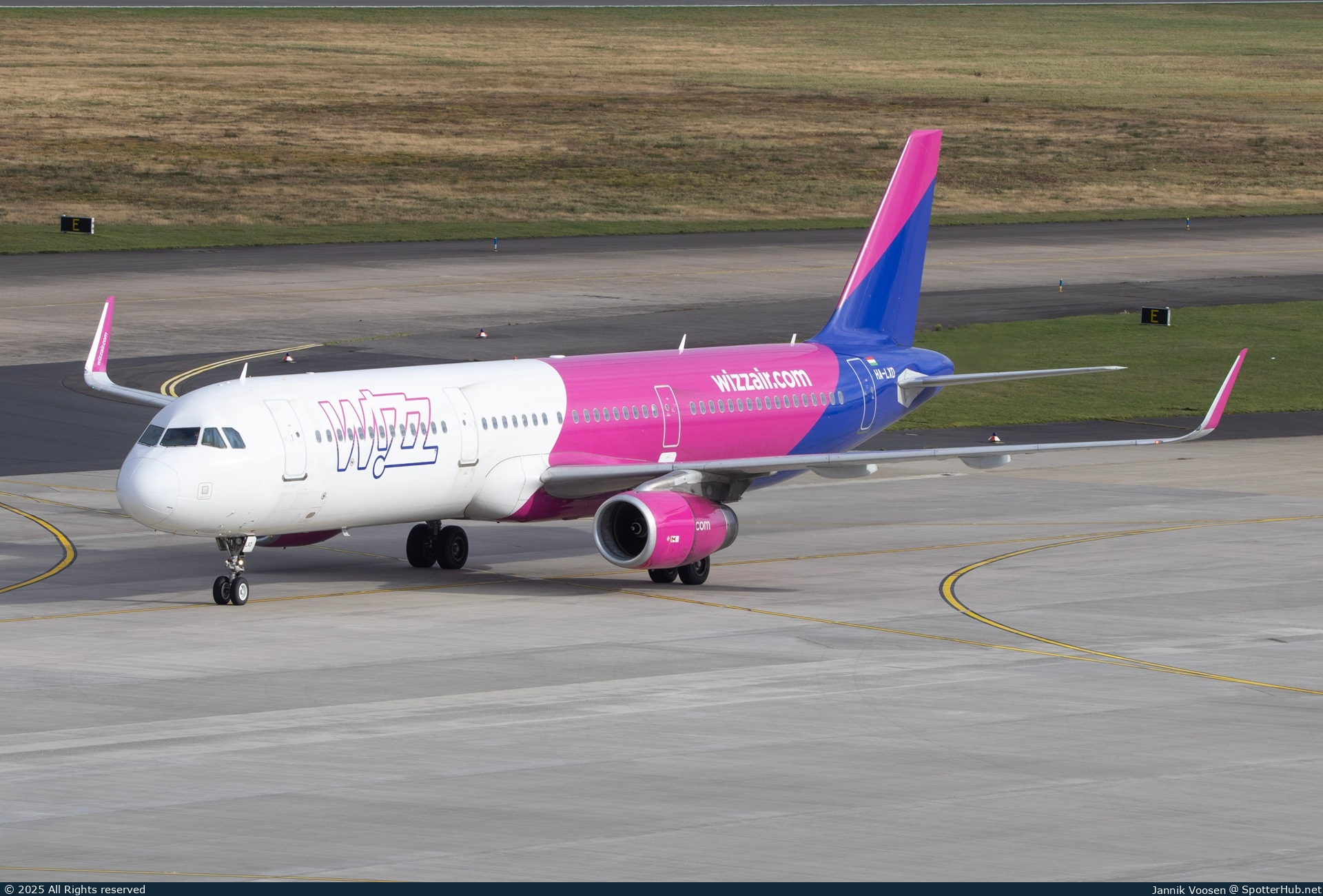 Photo of HA-LXD - Airbus A321-231 operated by Wizz Air