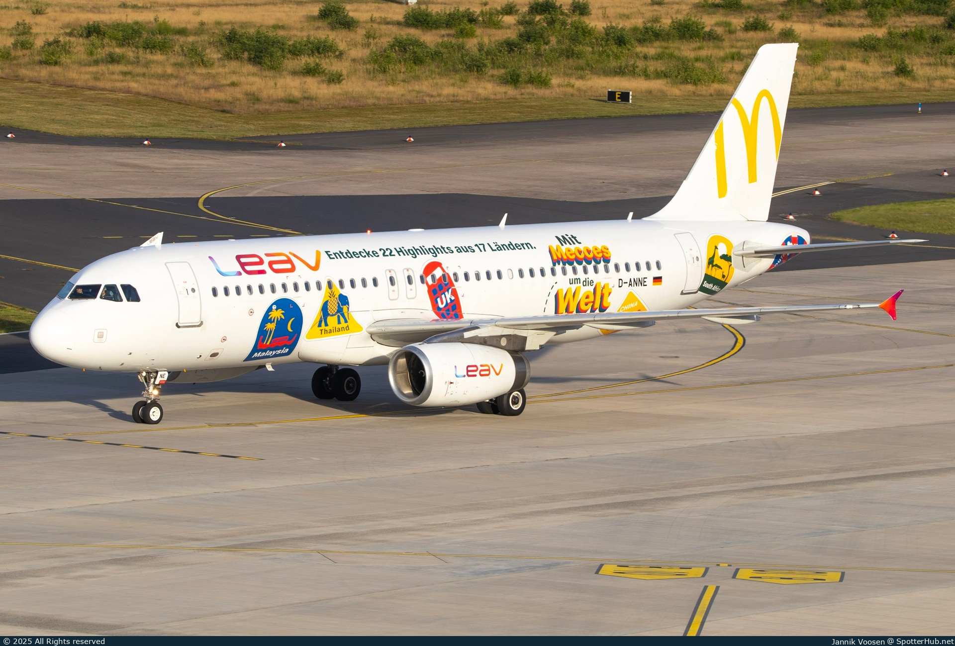 Photo of D-ANNE - Airbus A320-232 operated by LEAV Aviation