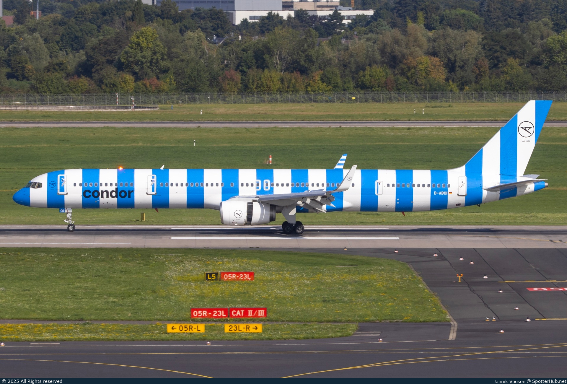 Photo of D-ABOI - Boeing 757-330 operated by Condor