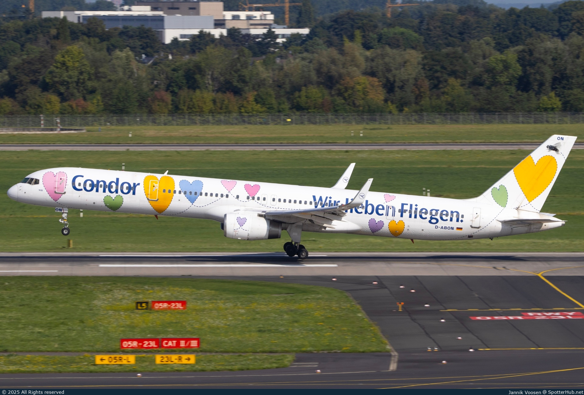 Photo of D-ABON - Boeing 757-330 operated by Condor