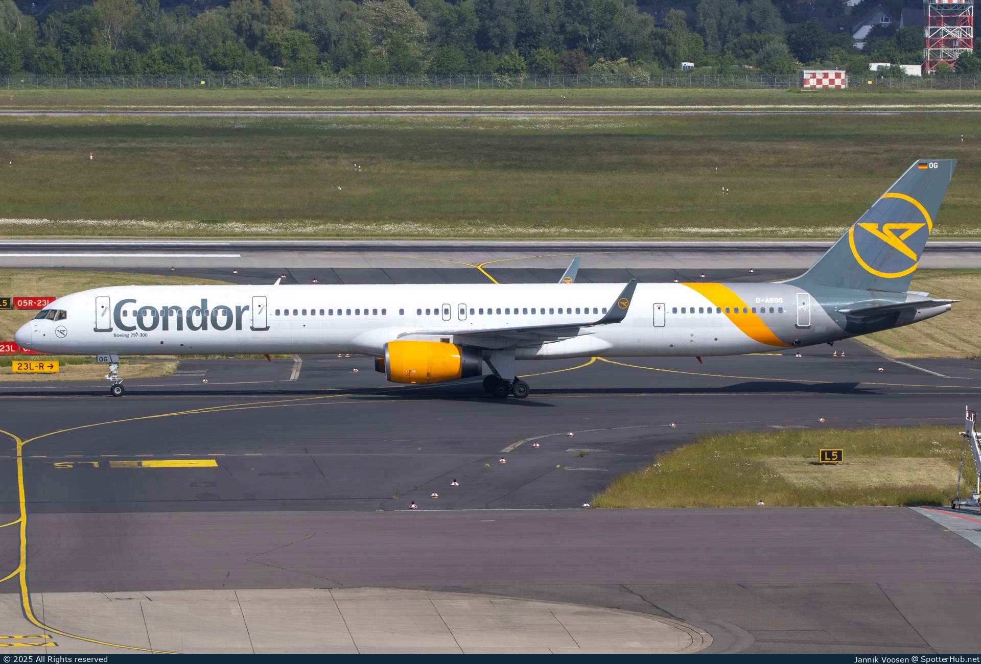 Photo of D-ABOG - Boeing 757-330 operated by Condor
