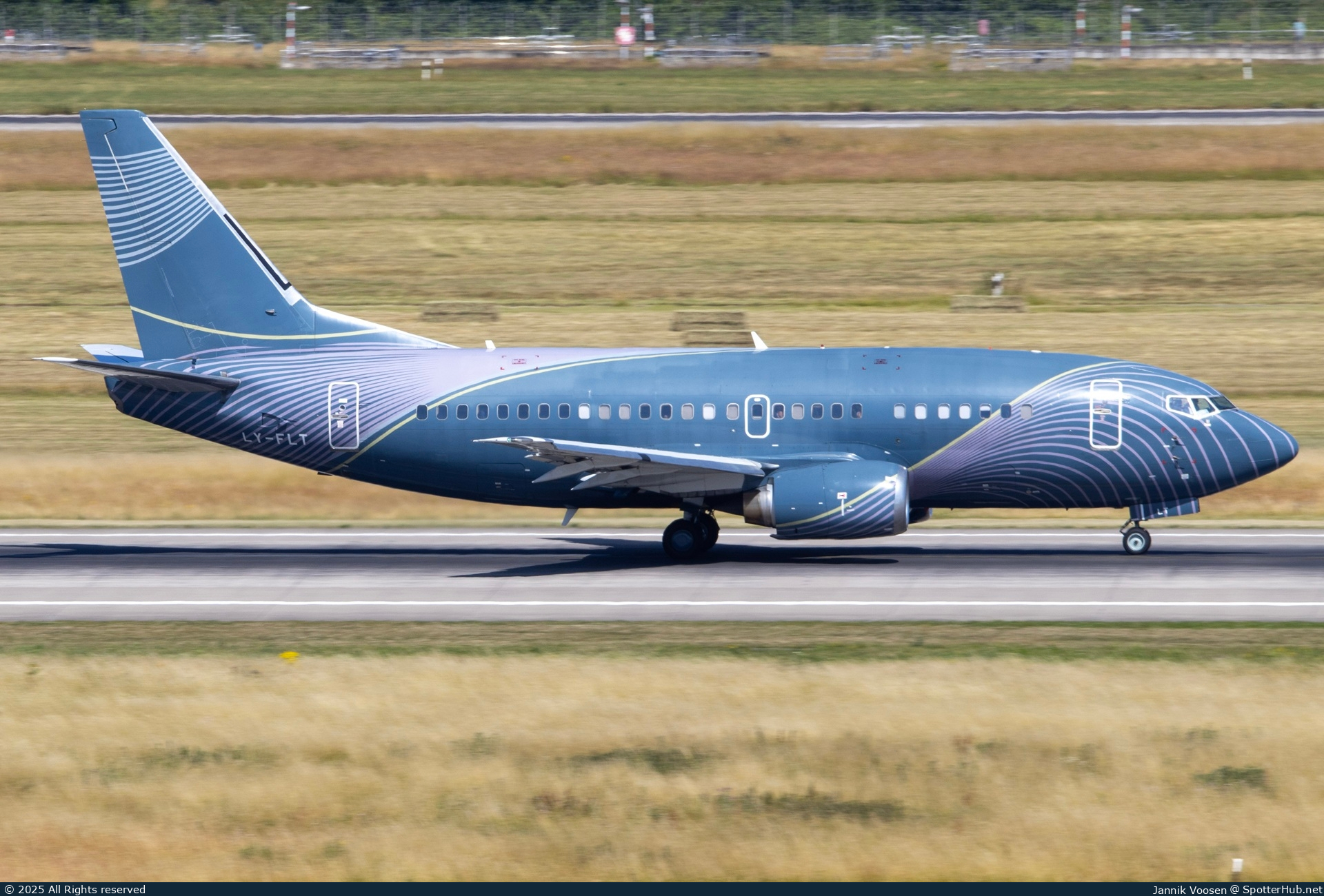 Photo of LY-FLT - Boeing 737-522 operated by KlasJet