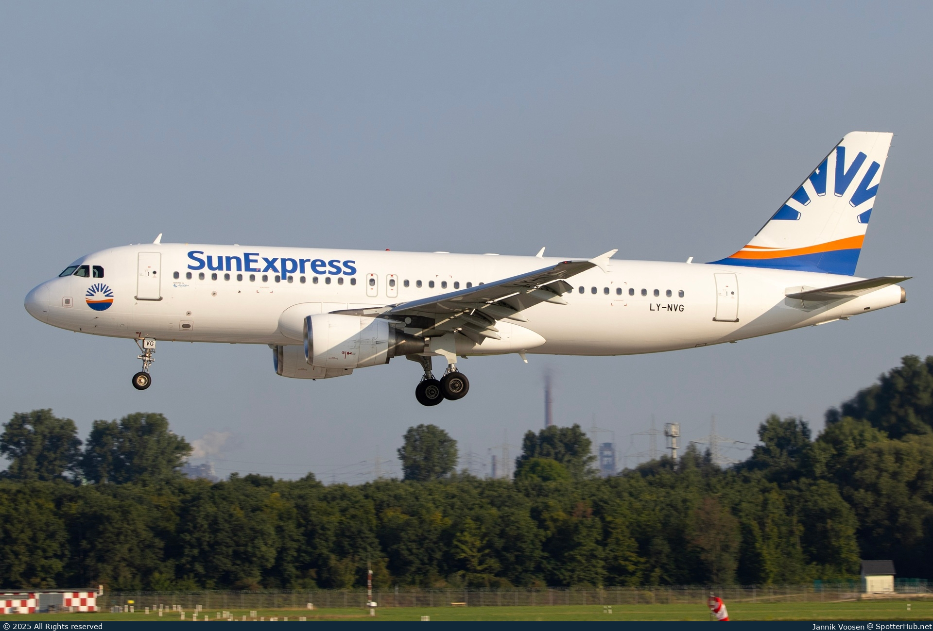 Photo of LY-NVG - Airbus A320-214 operated by SunExpress (opb Avion Express)