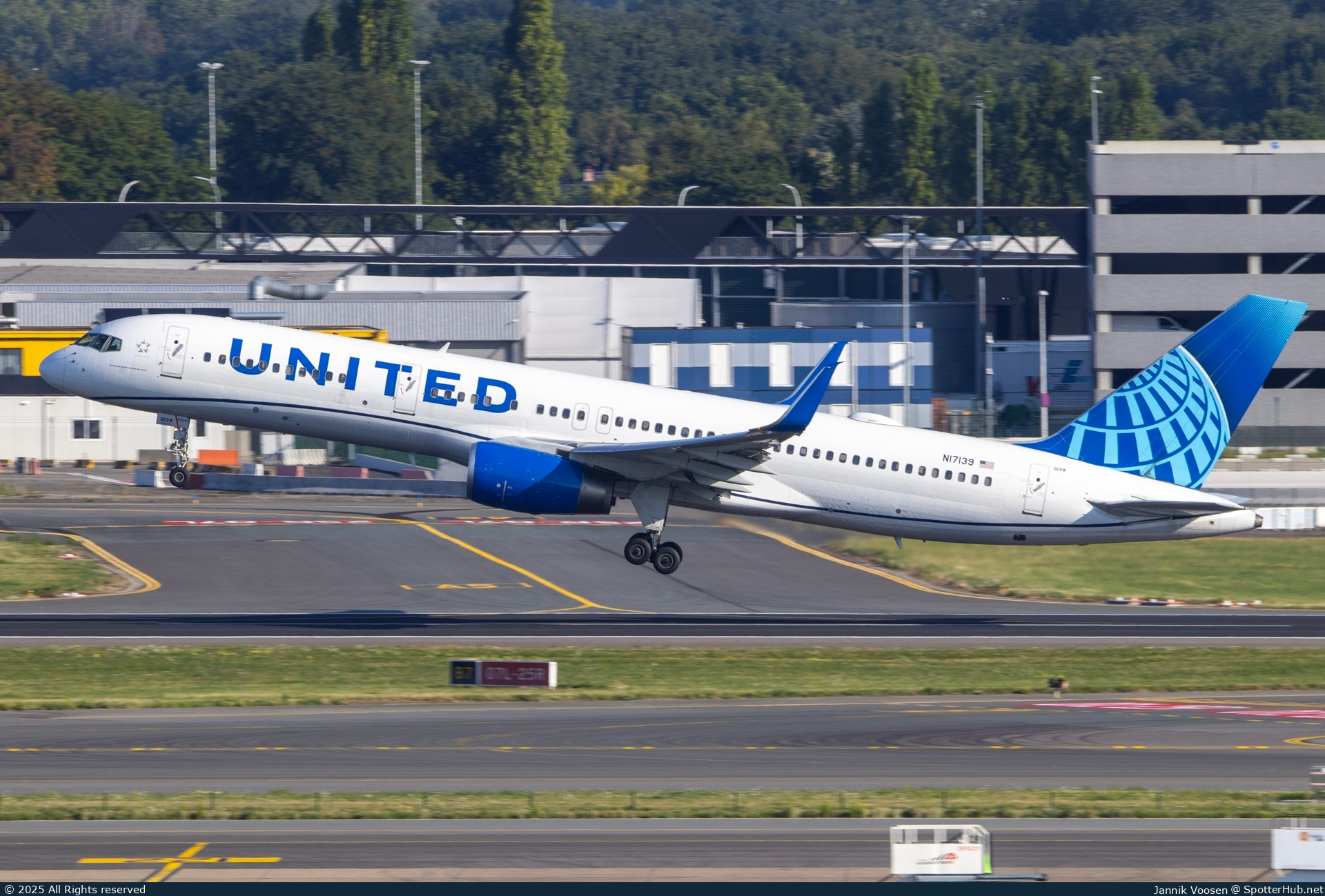 Photo of N17139 - Boeing 757-224 operated by United Airlines