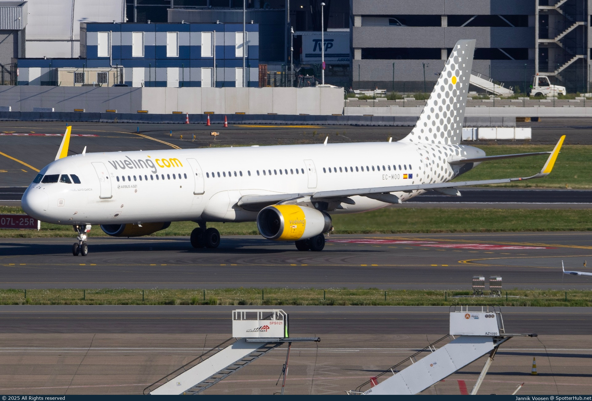 Photo of EC-MOO - Airbus A321-231 operated by Vueling