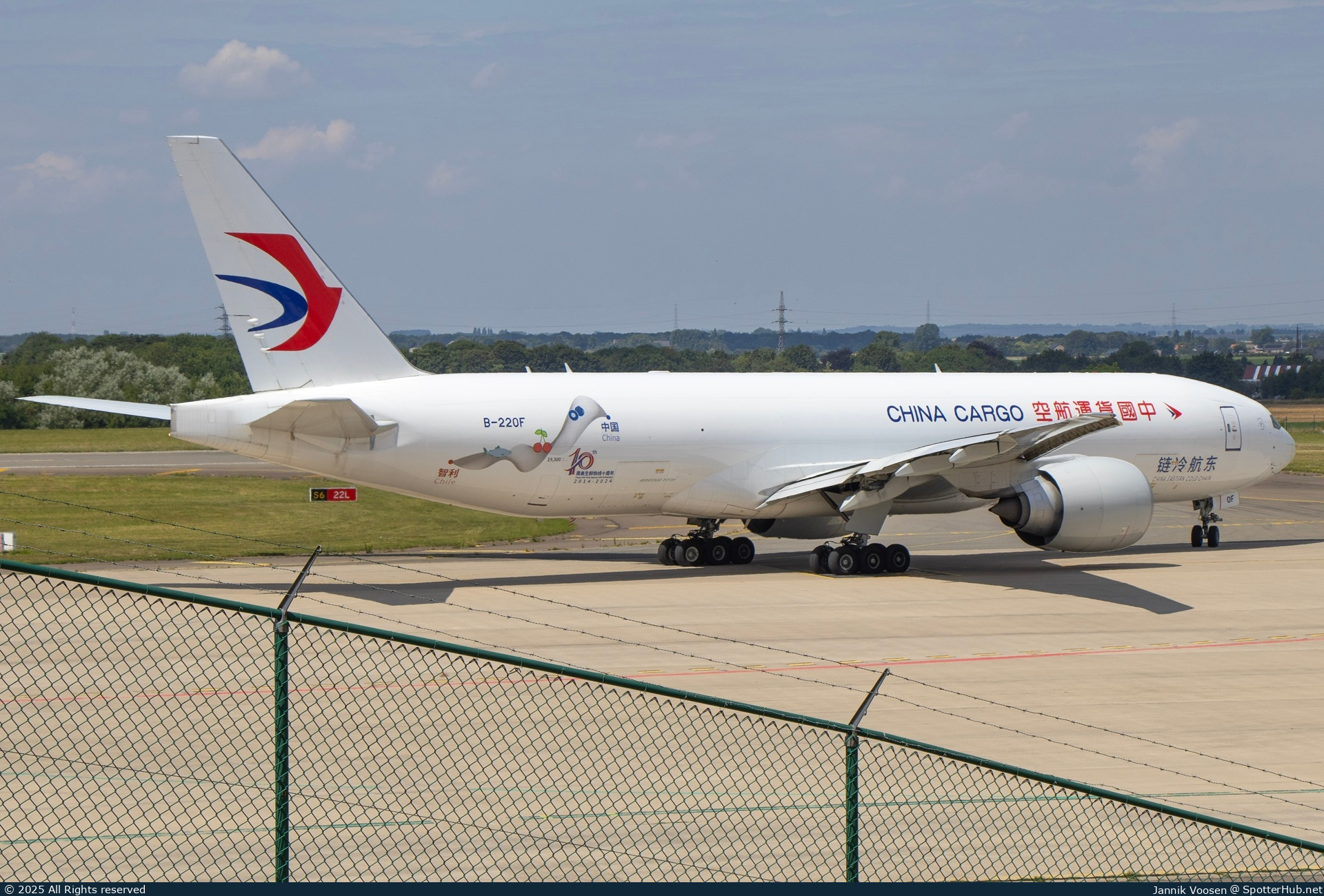 Photo of B-220F - Boeing 777-F operated by China Cargo Airlines