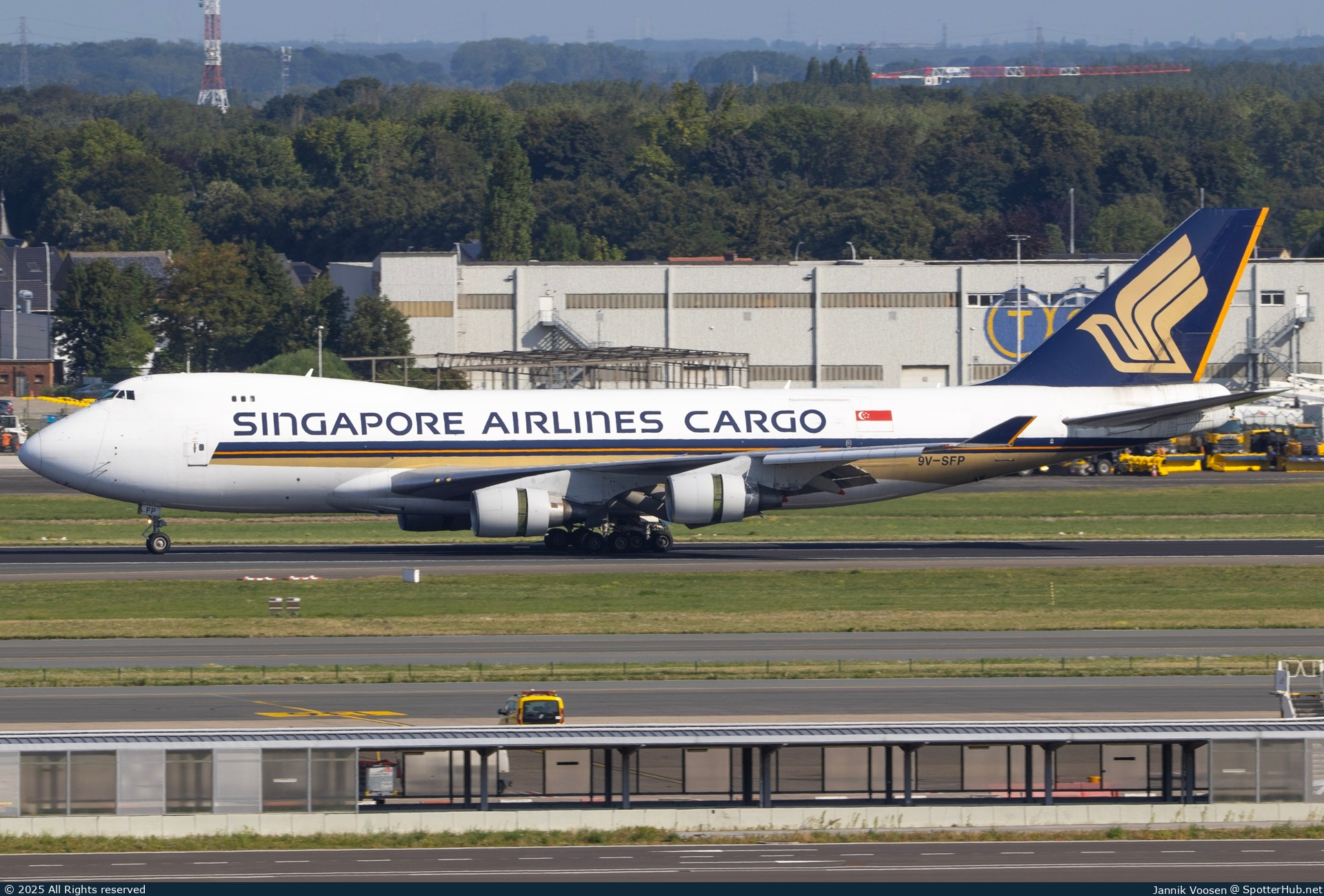 Photo of 9V-SFP - Boeing 747-412F operated by Singapore Airlines Cargo