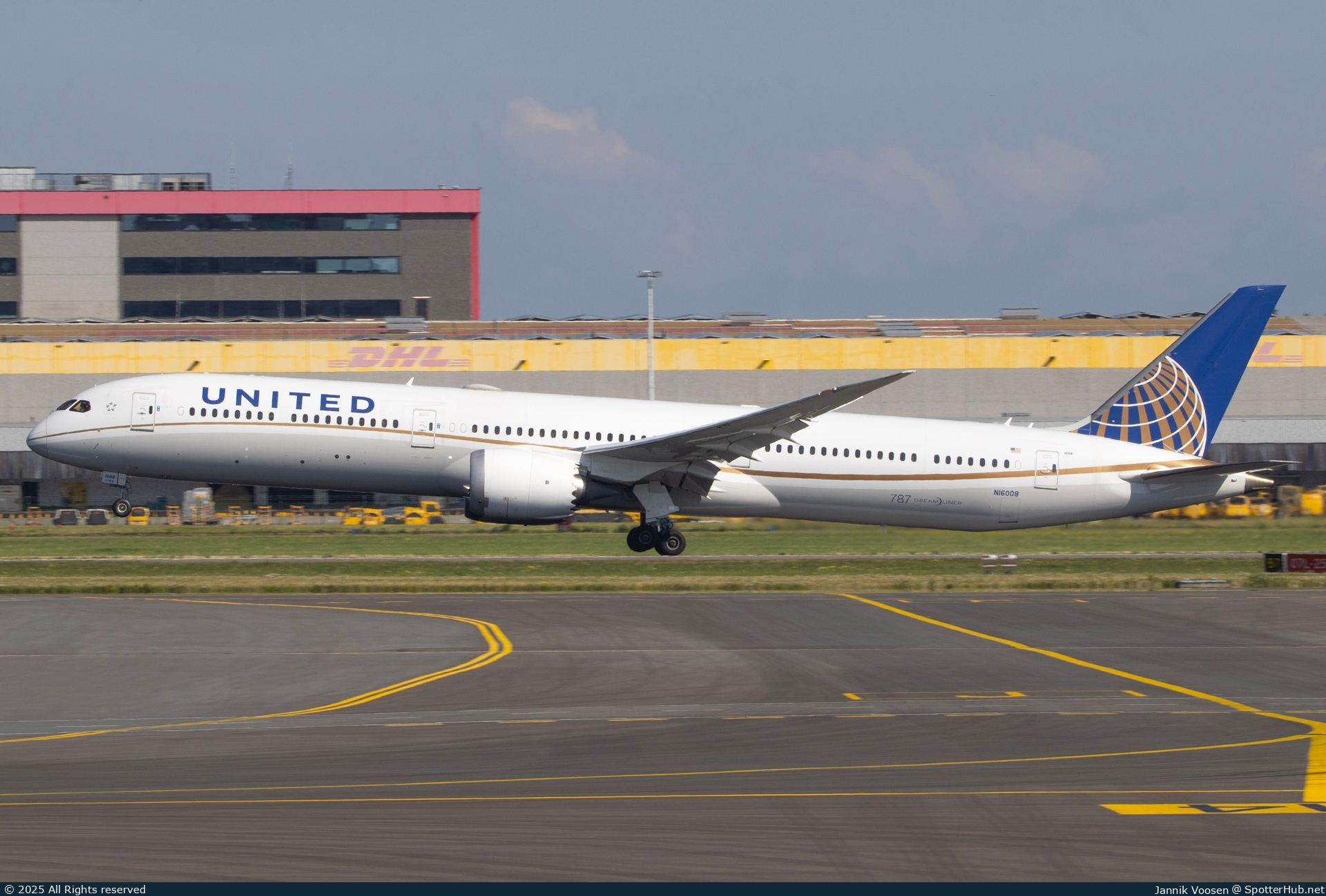 Photo of N16008 - Boeing 787-10 Dreamliner operated by United Airlines