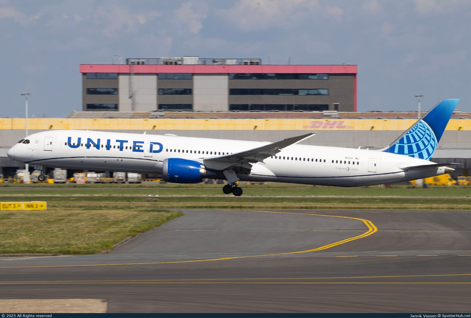 Photo of N13018 - Boeing 787-10 Dreamliner operated by United Airlines