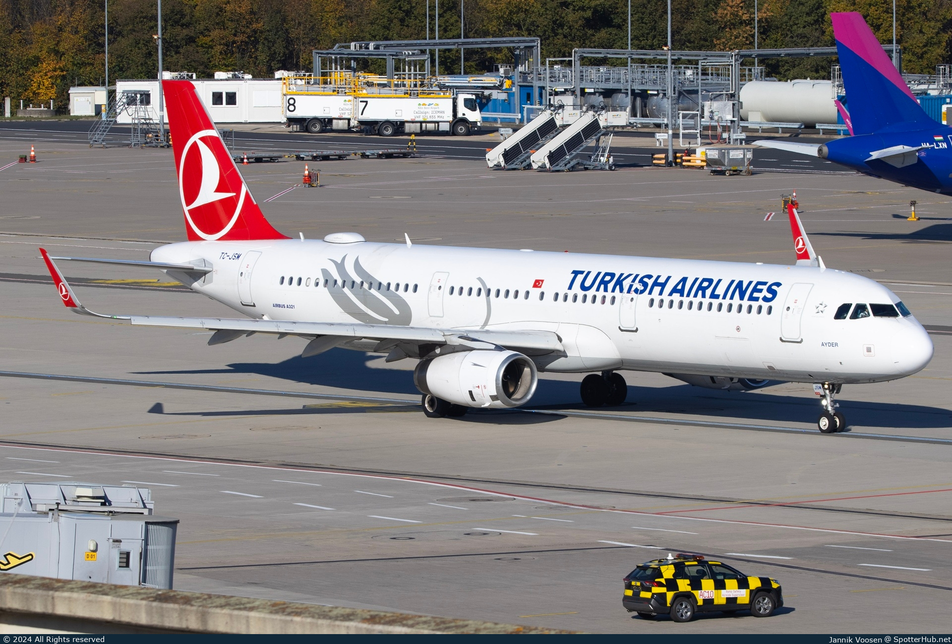 Photo of TC-JSM - Airbus A321-231 operated by Turkish Airlines