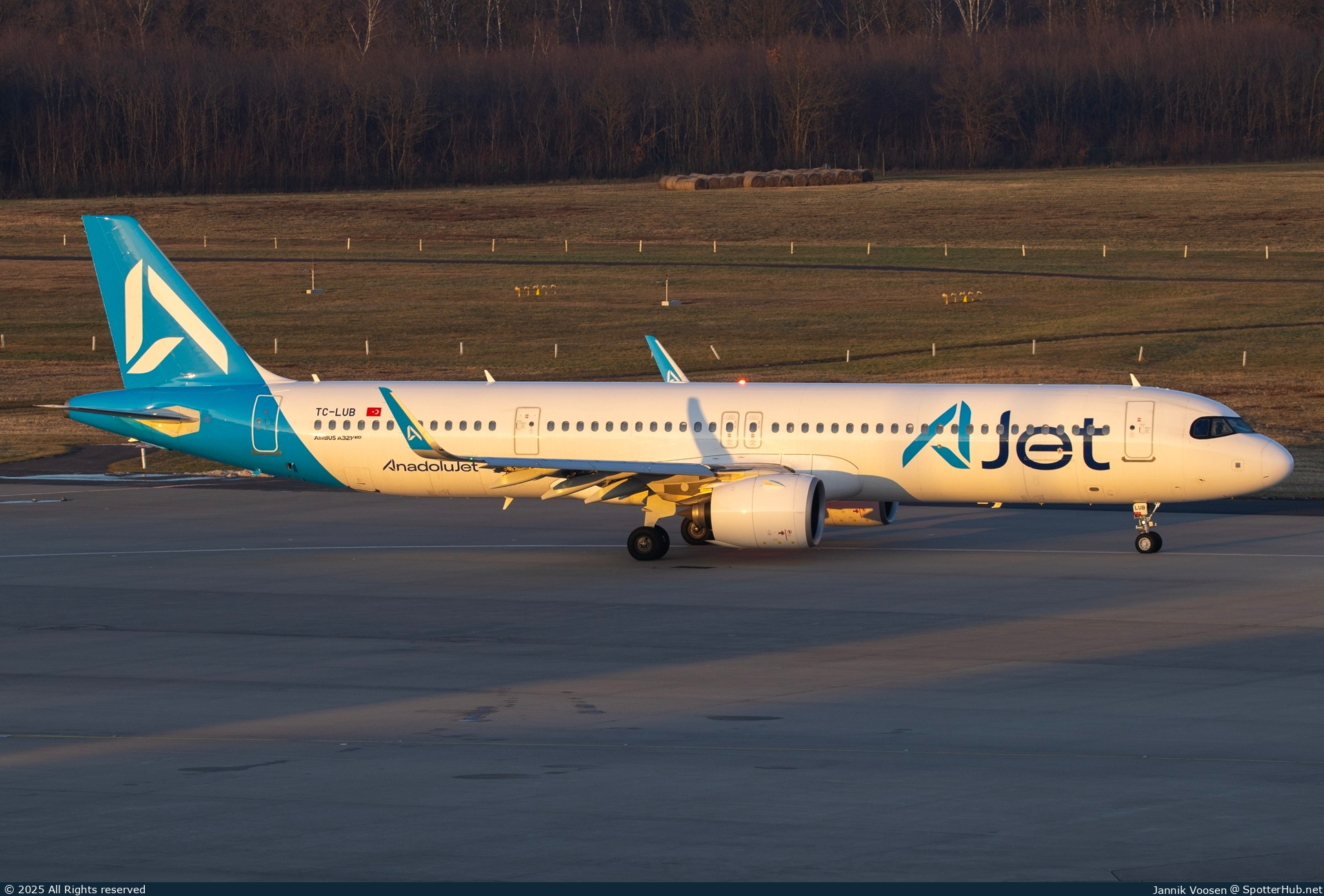 Photo of TC-LUB - Airbus A321-271NX operated by AJet