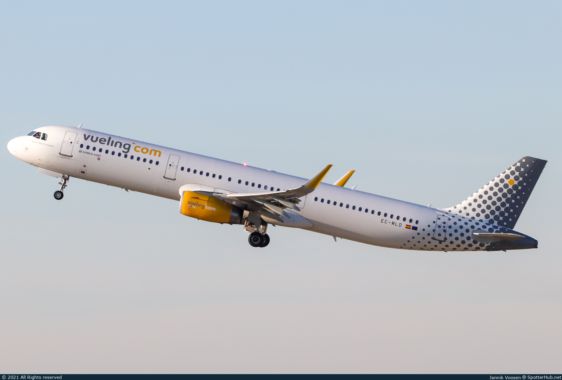 Photo of EC-MLD - Airbus A321-231 operated by Vueling