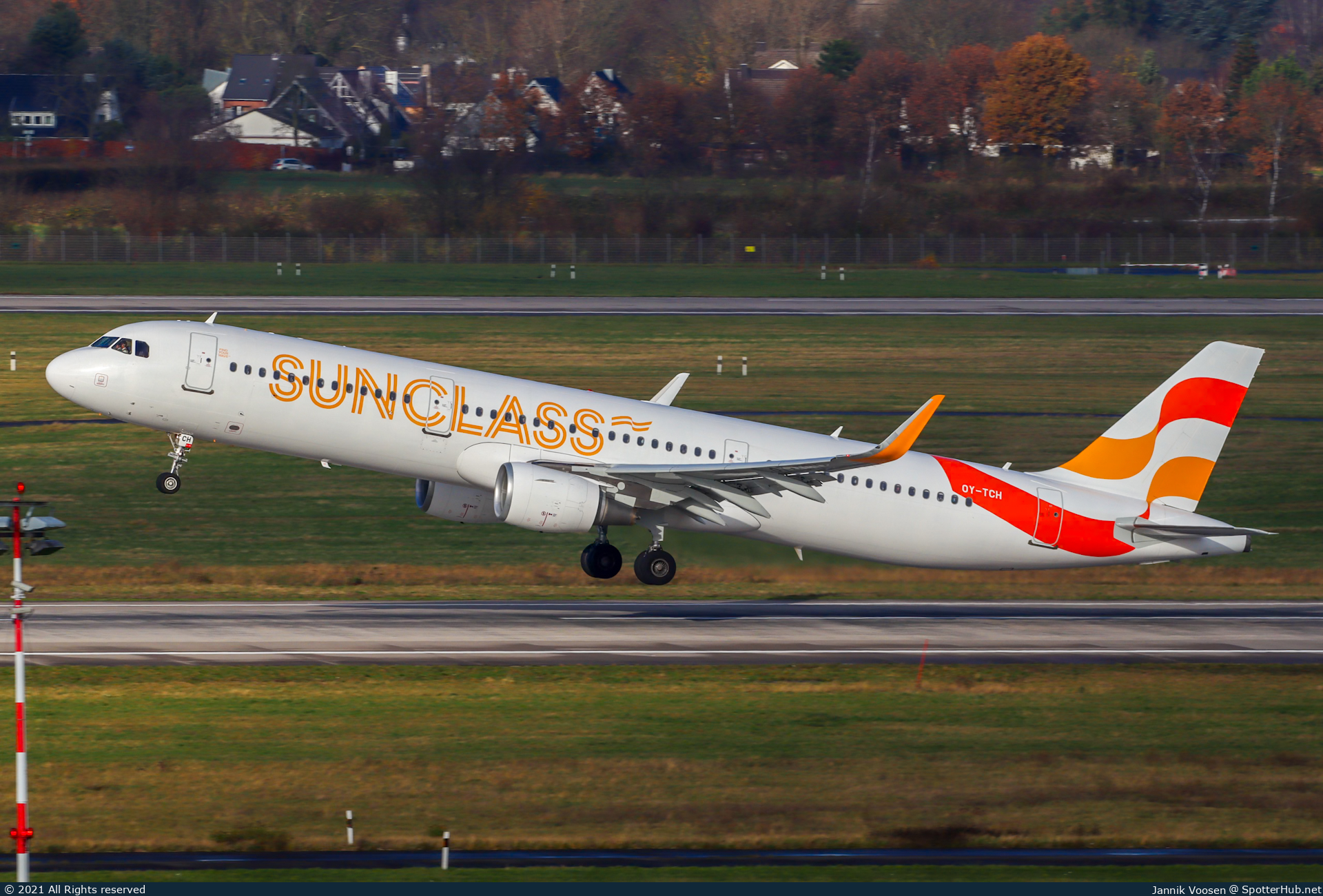 Photo of OY-TCH - Airbus A321-211 operated by Sunclass Airlines