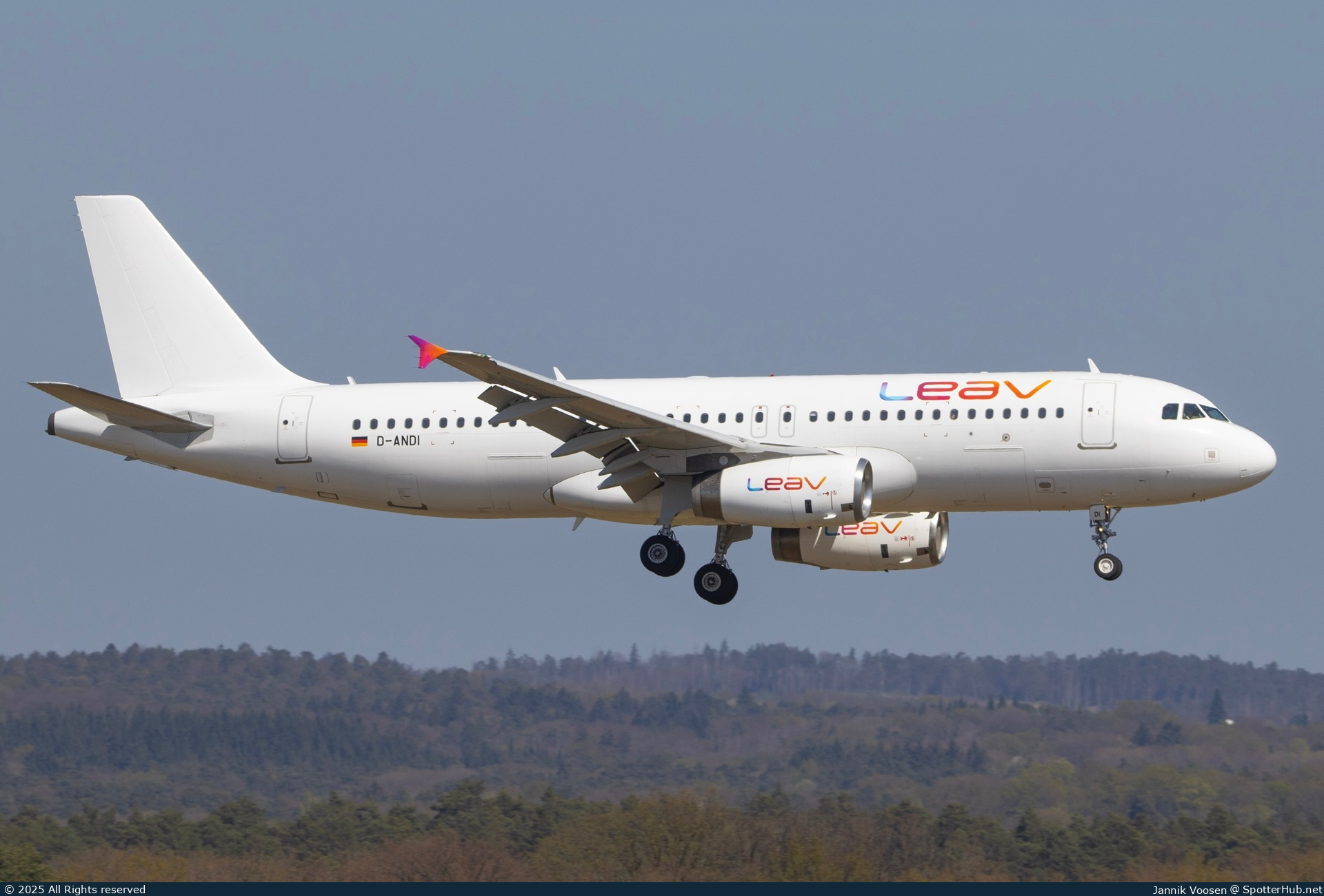 Photo of D-ANDI - Airbus A320-232 operated by LEAV Aviation