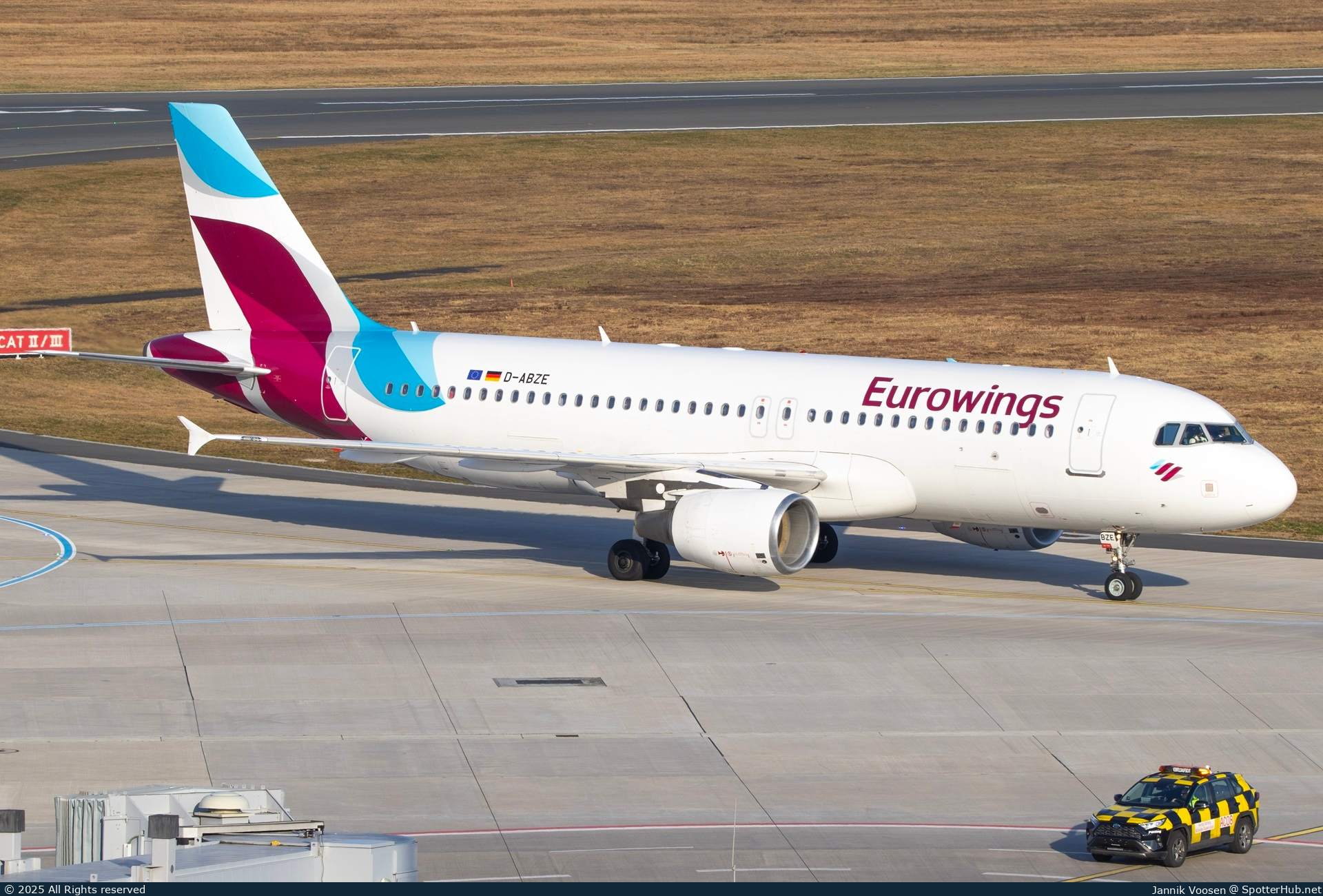 Photo of D-ABZE - Airbus A320-216 operated by Eurowings