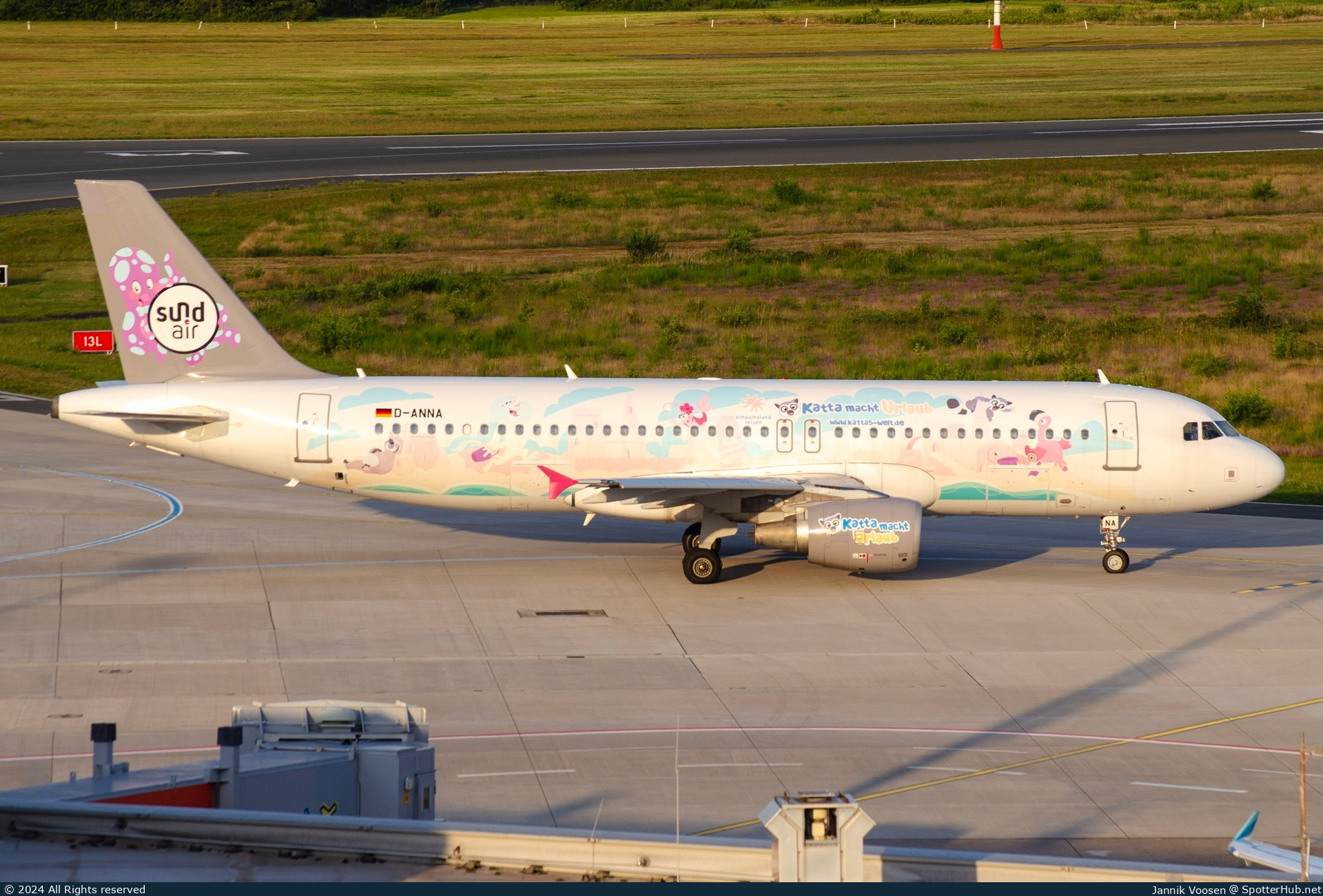 Photo of D-ANNA - Airbus A320-214 operated by Sundair