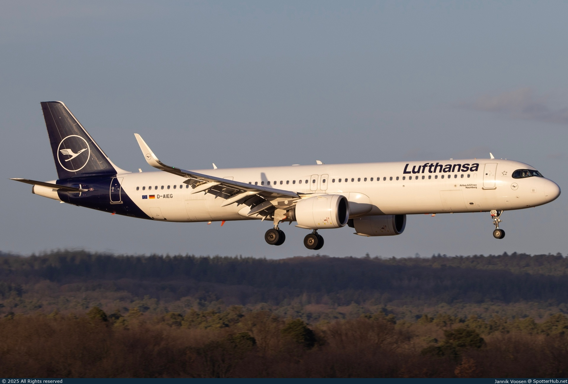Photo of D-AIEG - Airbus A321-271NX operated by Lufthansa