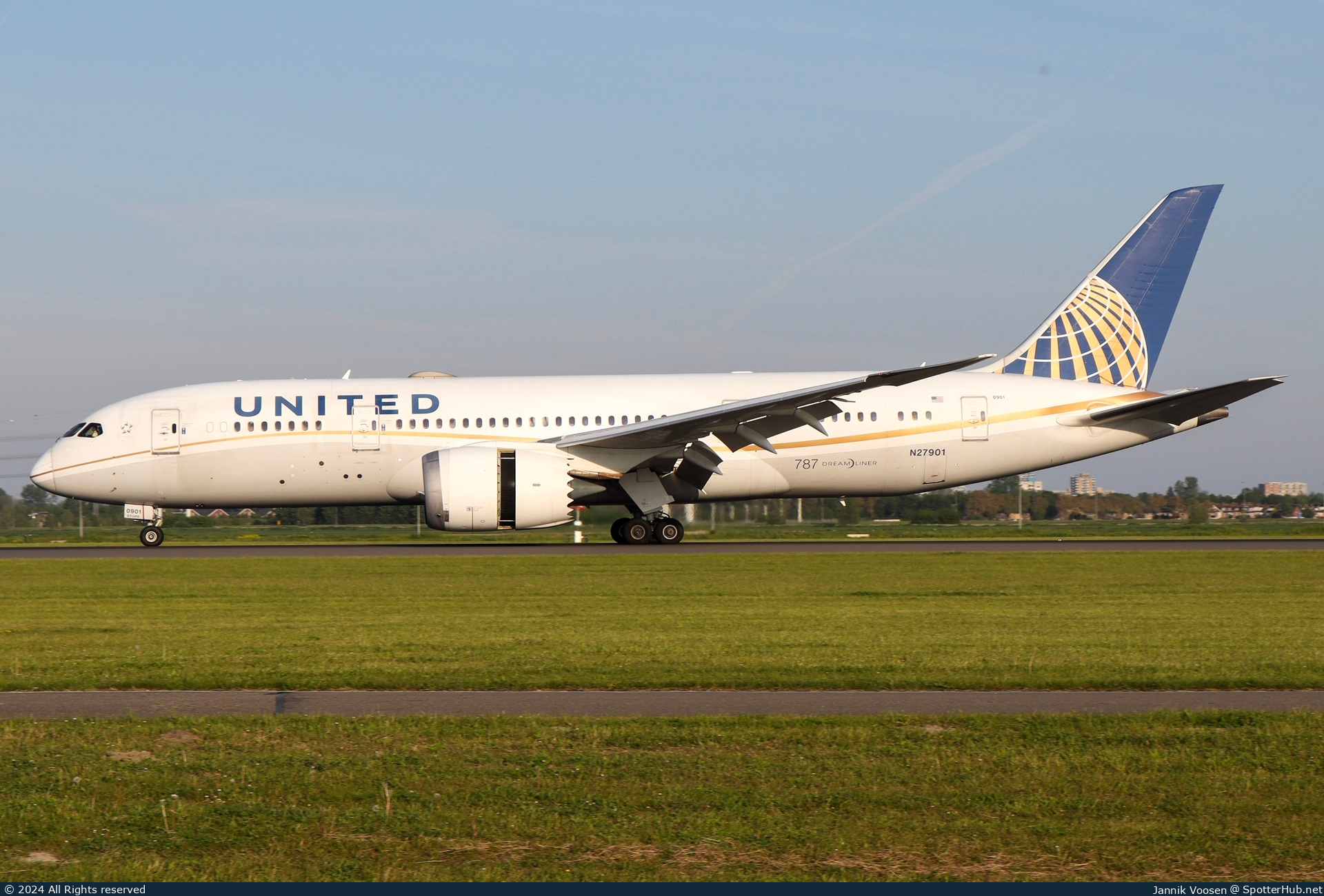 Photo of N27901 - Boeing 787-8 Dreamliner operated by United Airlines