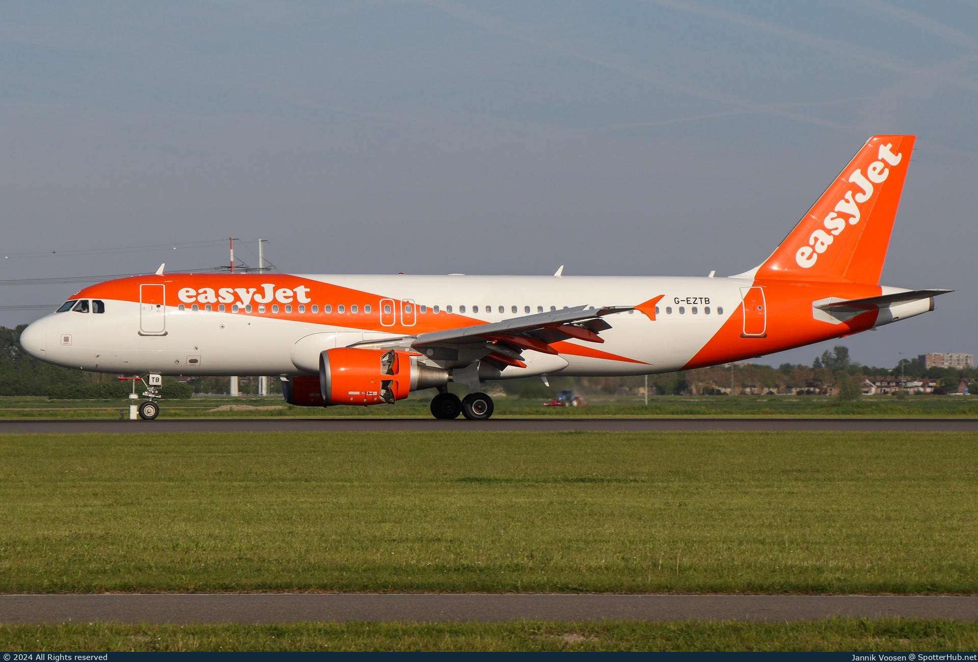 Photo of G-EZTB - Airbus A320-214 operated by easyJet