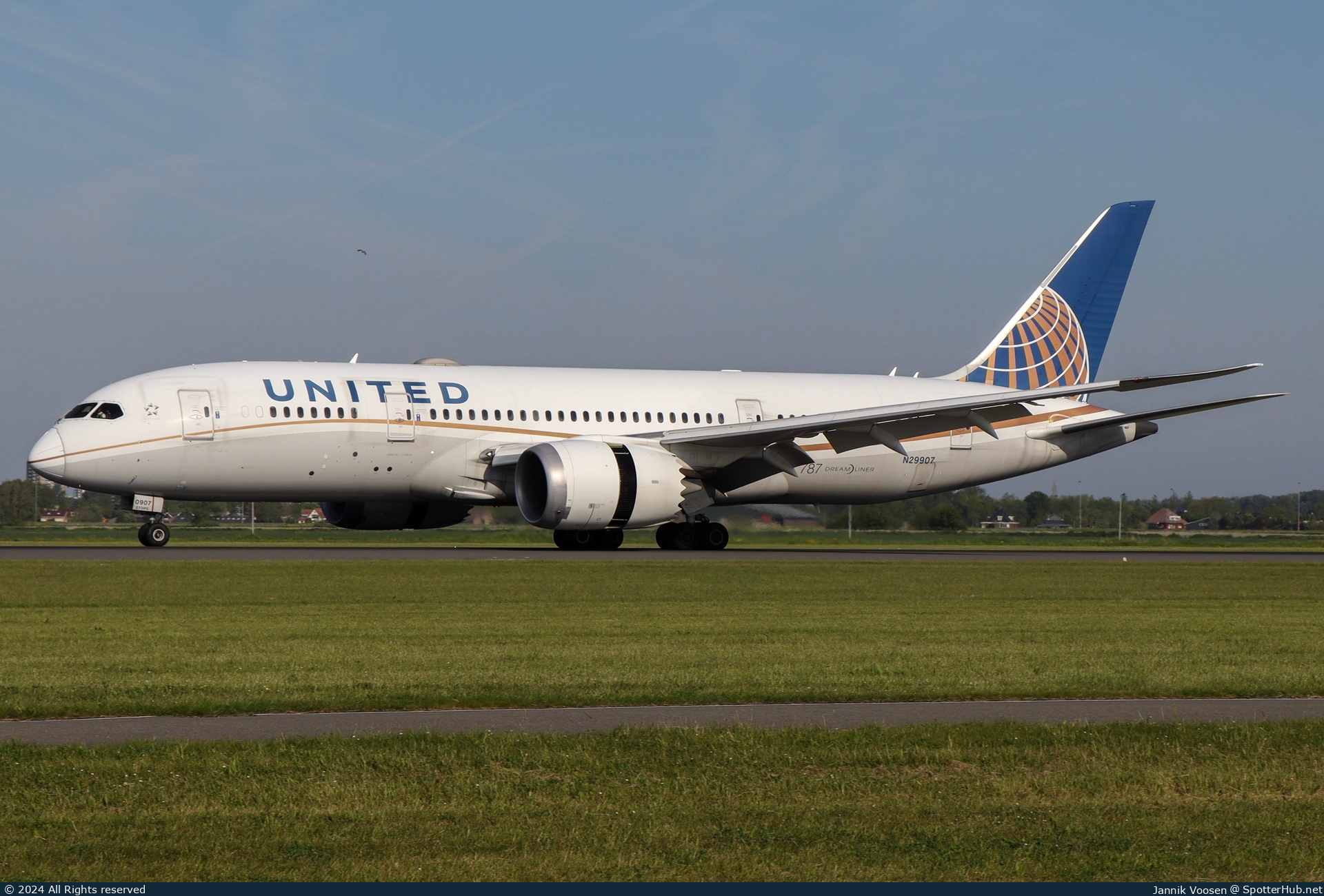 Photo of N29907 - Boeing 787-8 Dreamliner operated by United Airlines