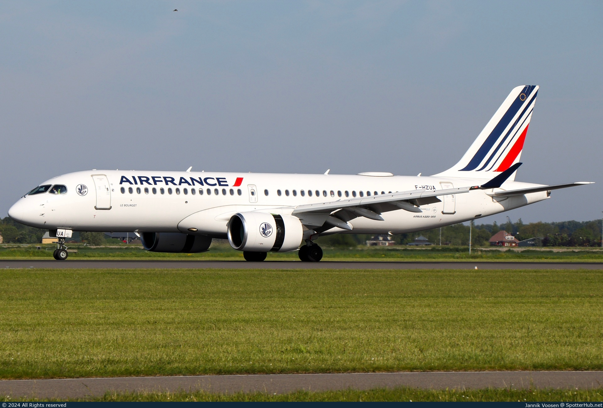 Photo of F-HZUA - Airbus A220-300 operated by Air France
