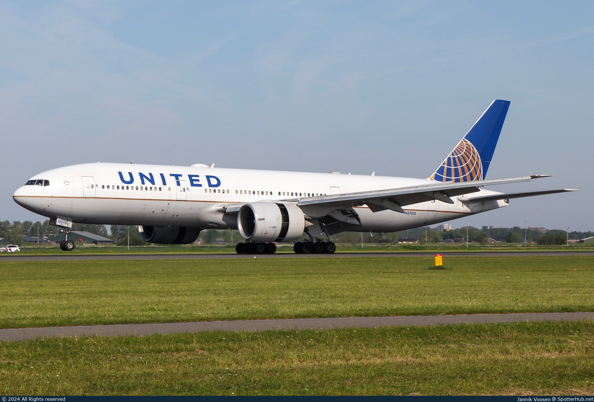 Photo of N27015 - Boeing 777-224(ER) operated by United Airlines