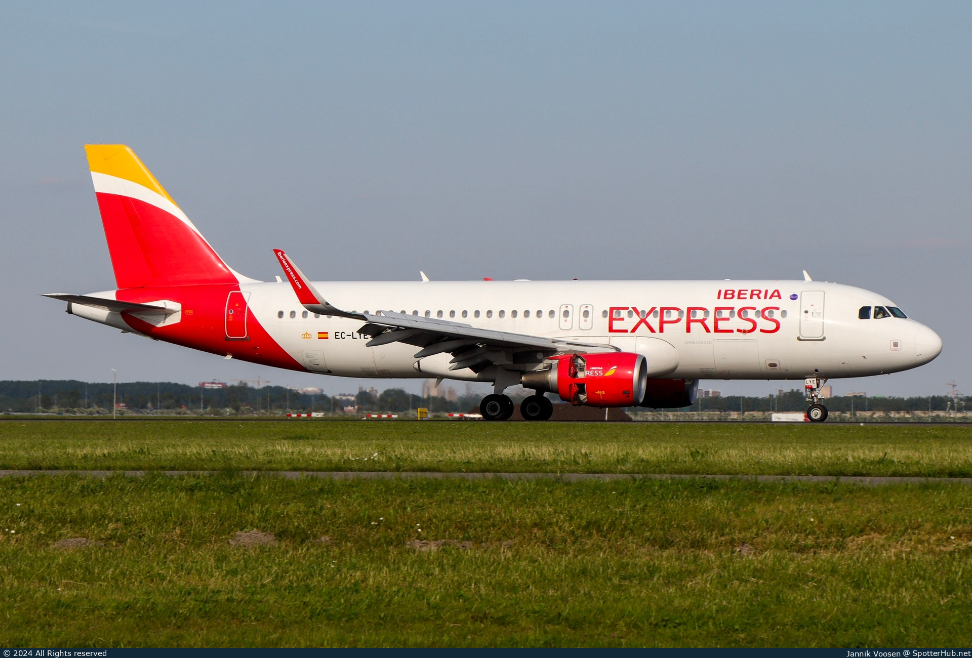 Photo of EC-LYE - Airbus A320-216 operated by Iberia Express