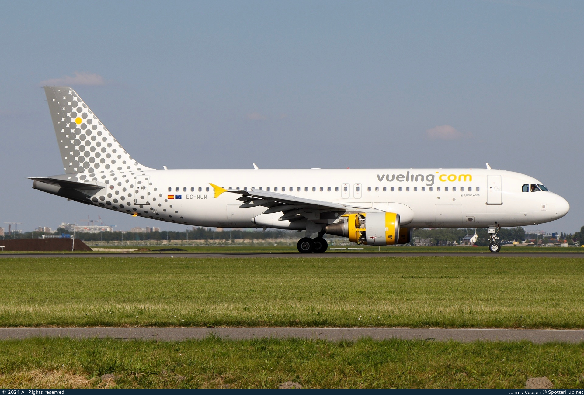 Photo of EC-MUM - Airbus A320-214 operated by Vueling