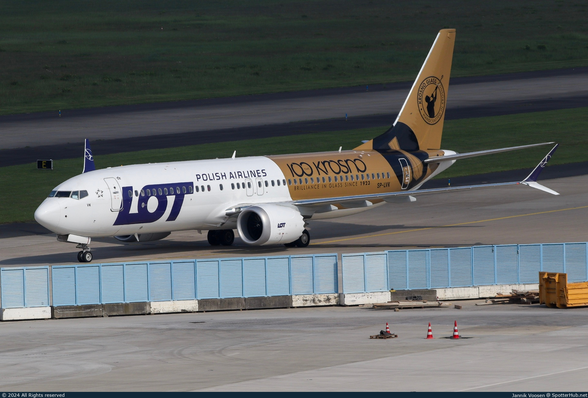 Photo of SP-LVK - Boeing 737 MAX 8 operated by LOT Polish Airlines