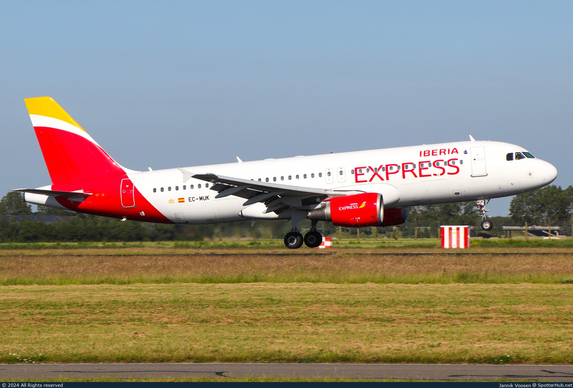 Photo of EC-MUK - Airbus A320-214 operated by Iberia Express