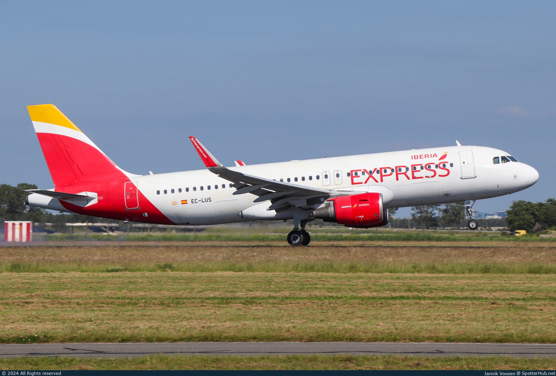 Photo of EC-LUS - Airbus A320-216 operated by Iberia Express