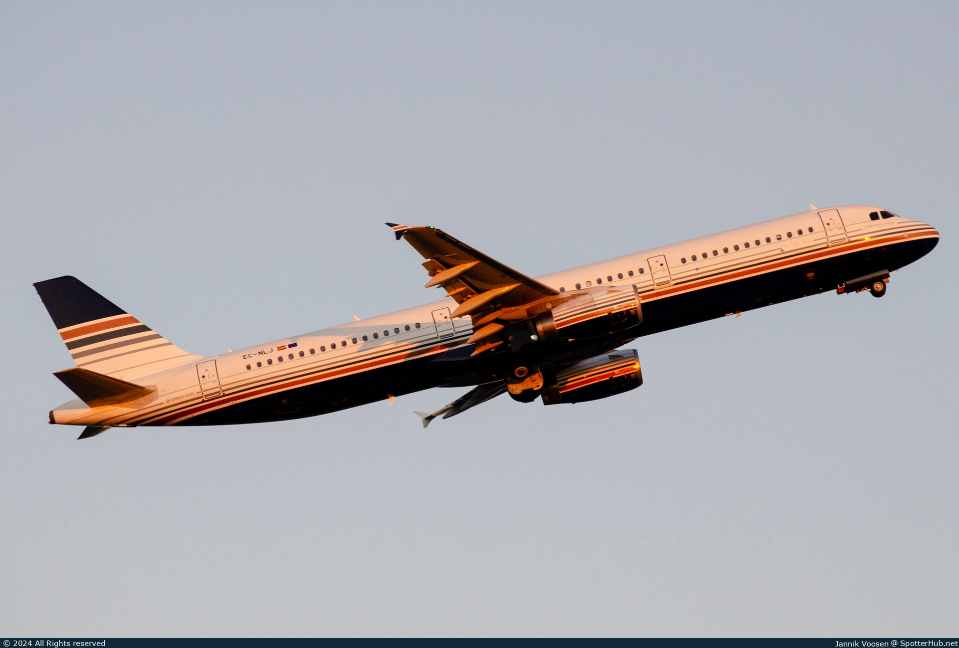 Photo of EC-NLJ - Airbus A321-231 operated by Privilege Style