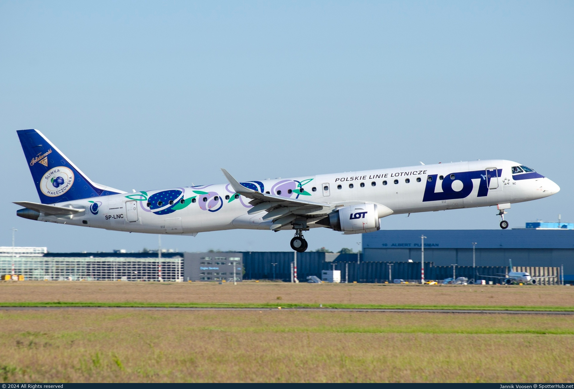 Photo of SP-LNC - Embraer ERJ-195LR operated by LOT Polish Airlines