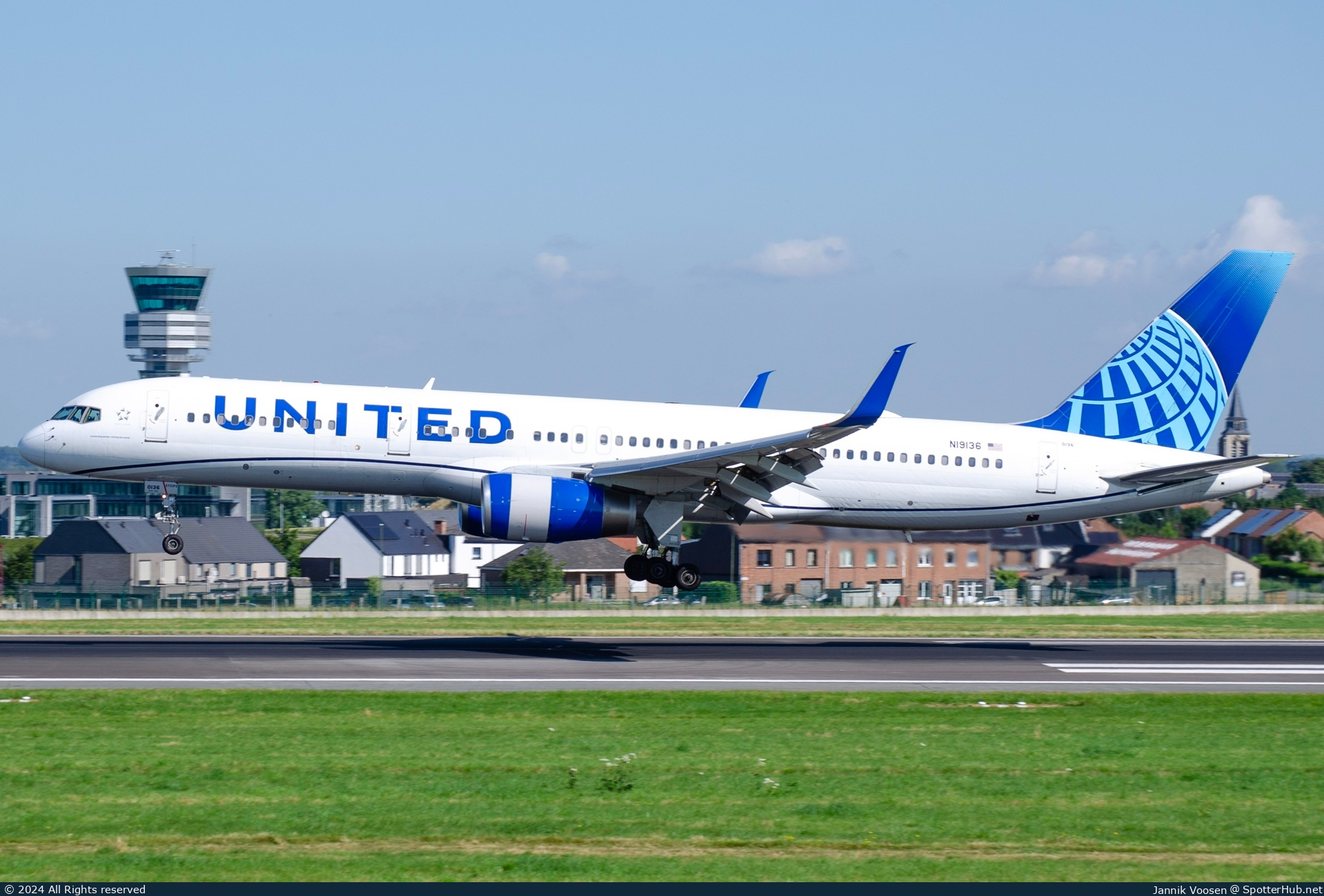 Photo of N19136 - Boeing 757-224 operated by United Airlines
