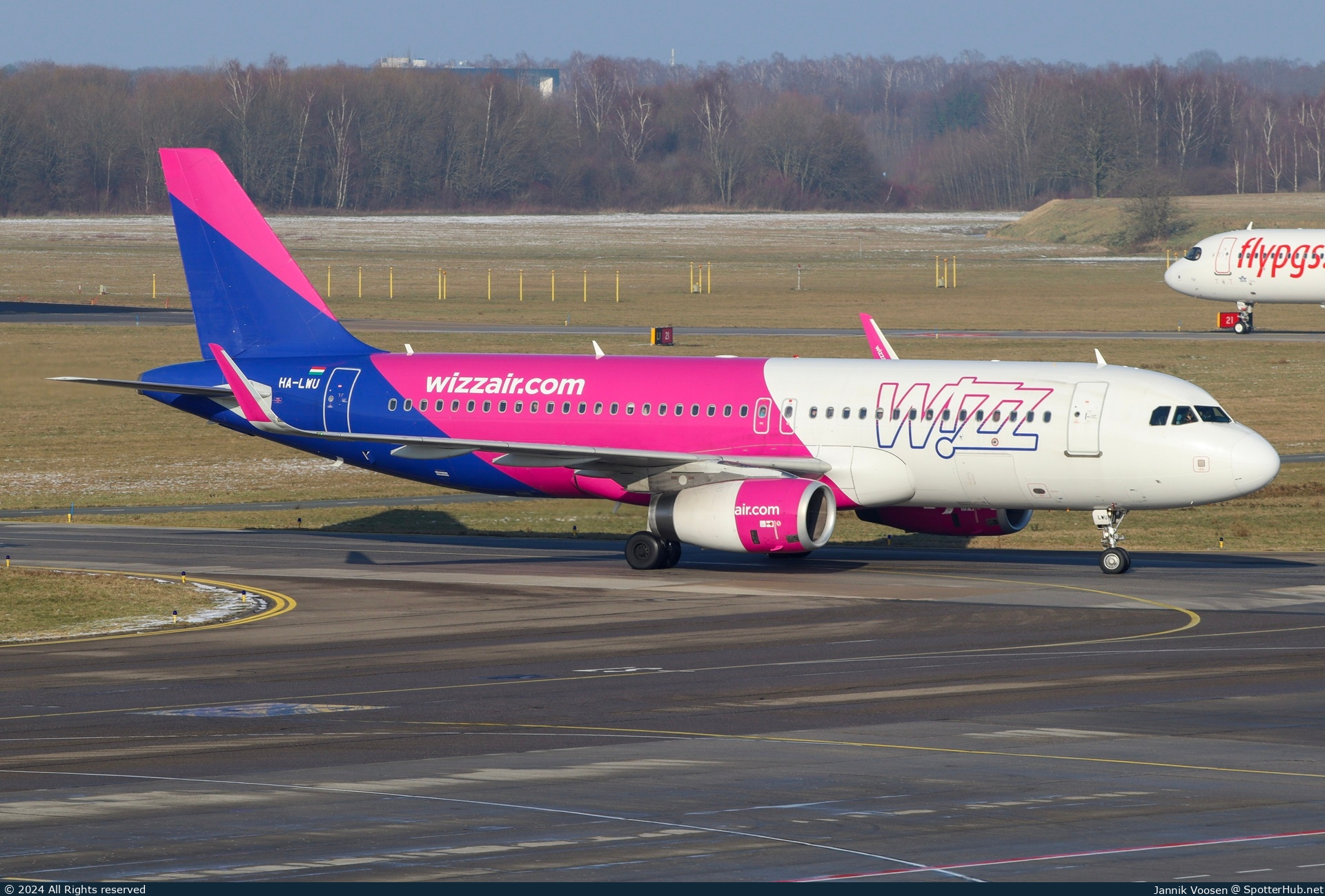 Photo of HA-LWU - Airbus A320-232 operated by Wizz Air
