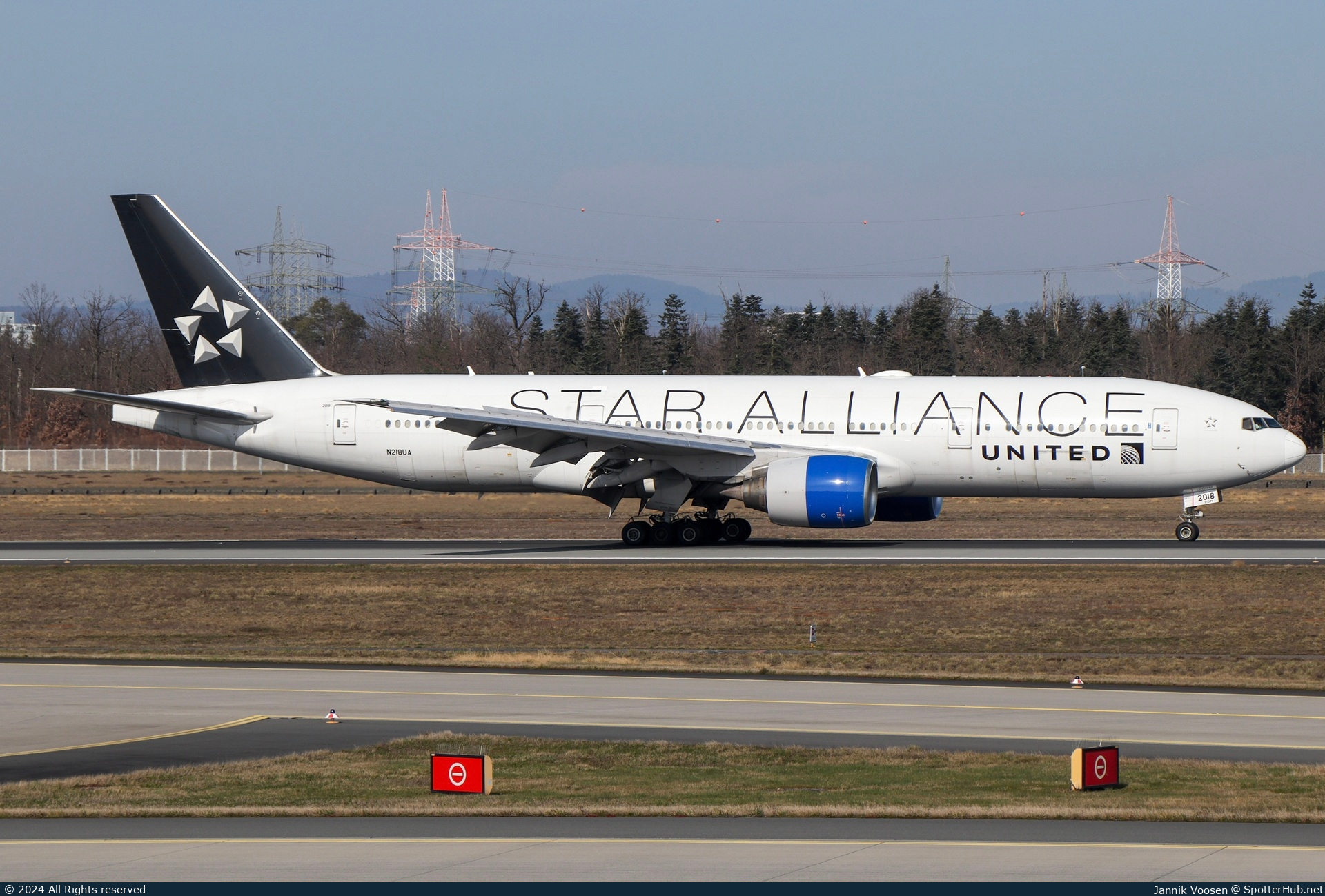 Photo of N218UA - Boeing 777-222(ER) operated by United Airlines