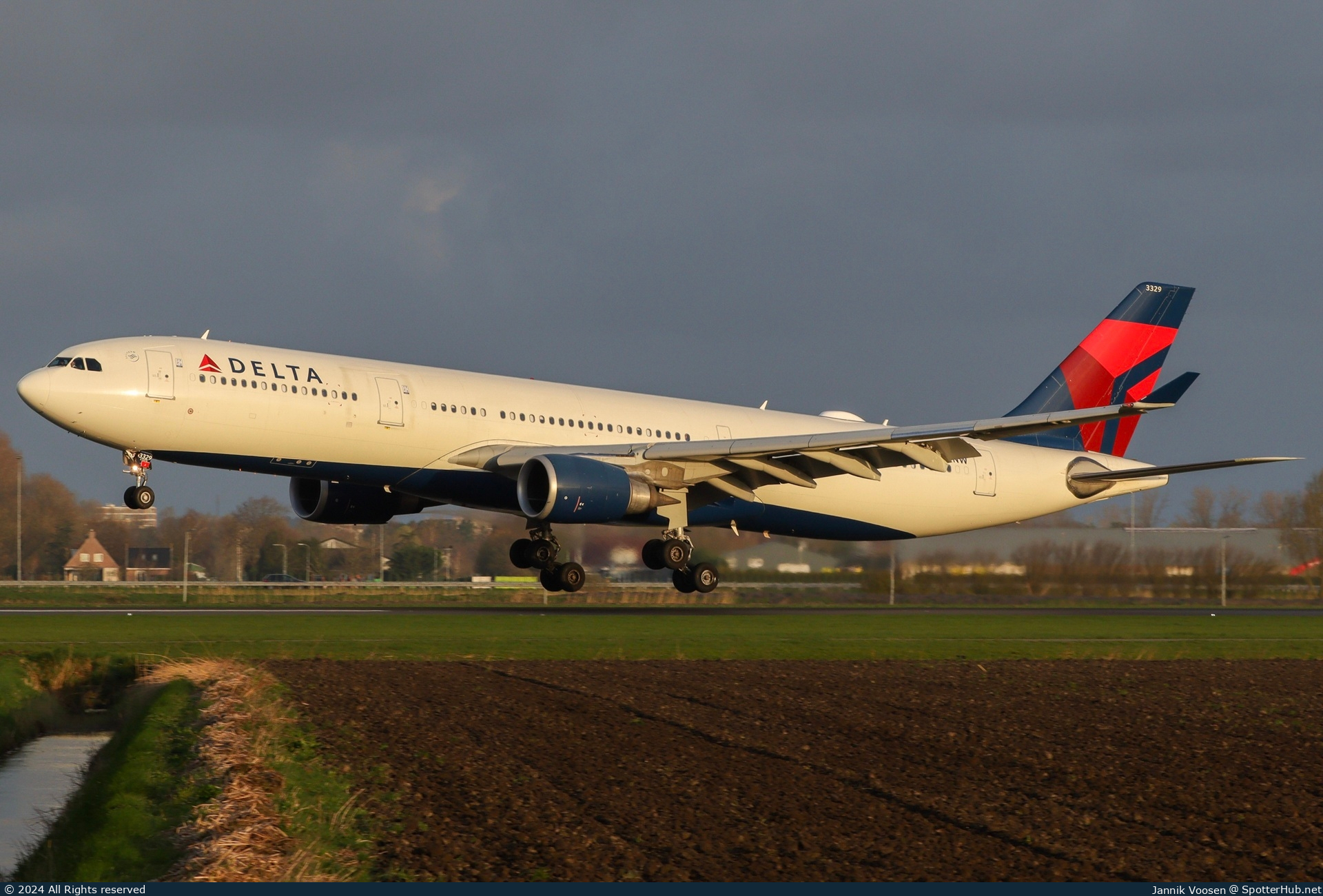Photo of N829NW - Airbus A330-302 operated by Delta Air Lines