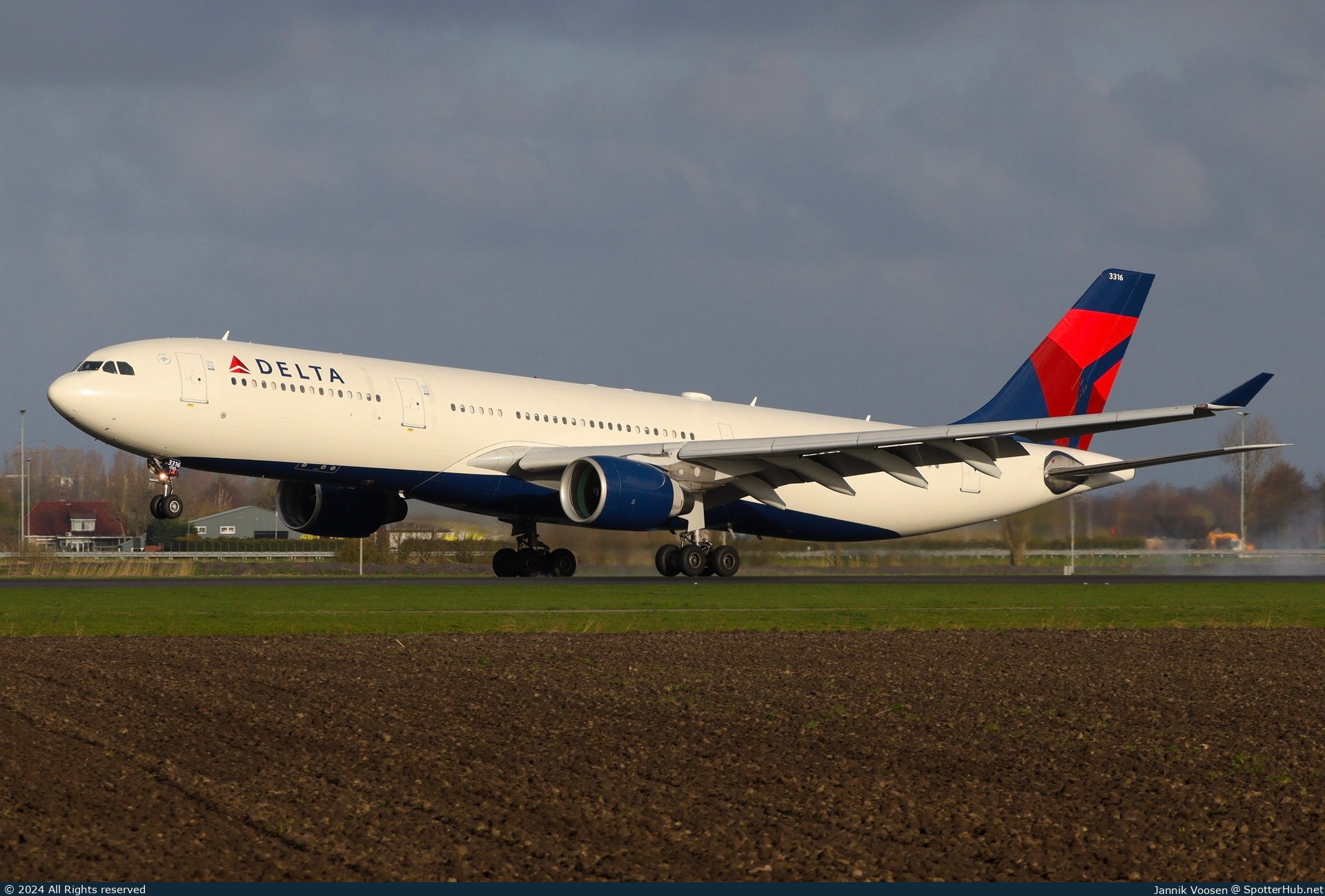 Photo of N816NW - Airbus A330-323 operated by Delta Air Lines