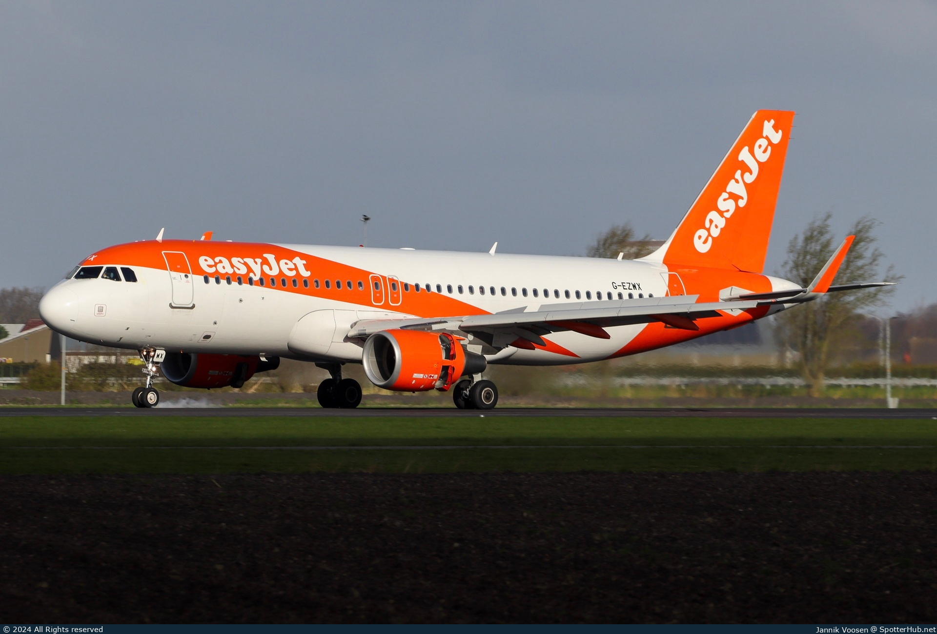 Photo of G-EZWX - Airbus A320-214 operated by easyJet
