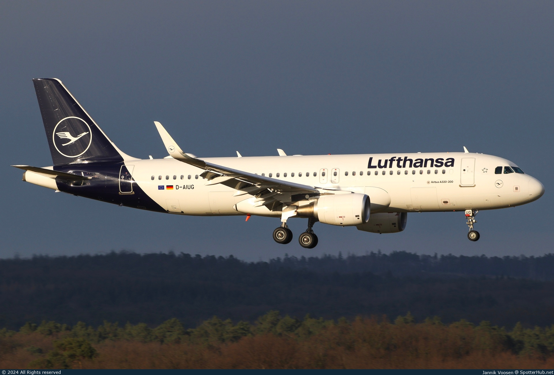 Photo of D-AIUG - Airbus A320-214 operated by Lufthansa
