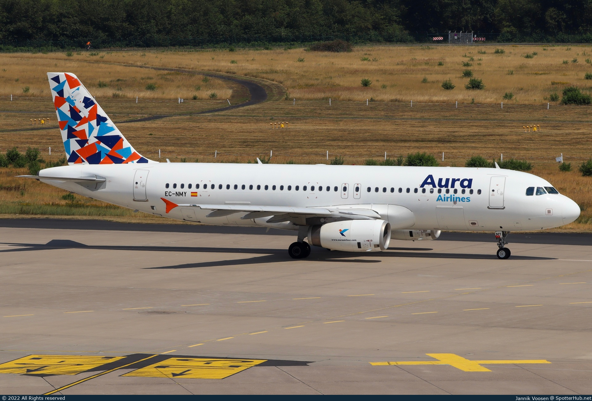 Photo of EC-NMY - Airbus A320-232 operated by Aura Airlines
