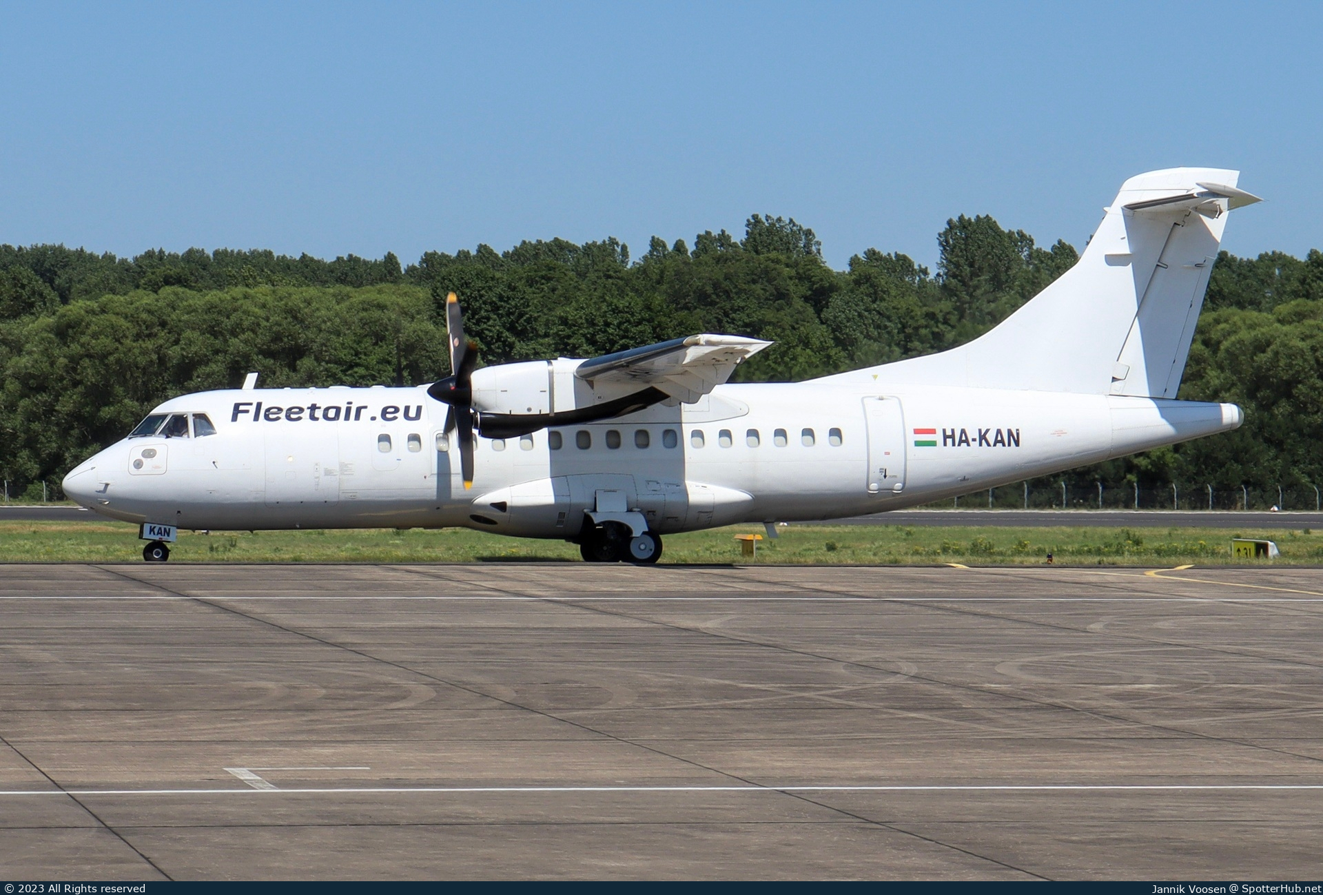 Photo of HA-KAN - ATR 42-320(F) operated by Fleet Air International