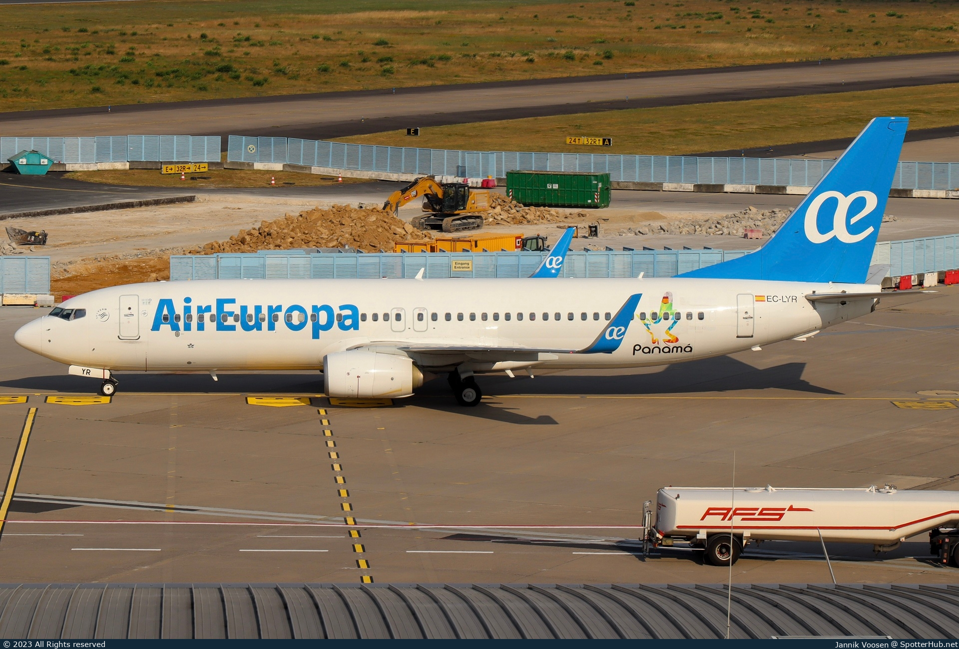 Photo of EC-LYR - Boeing 737-85P operated by Air Europa
