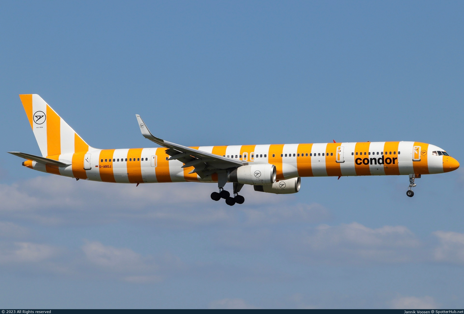 Photo of D-ABOJ - Boeing 757-330 operated by Condor